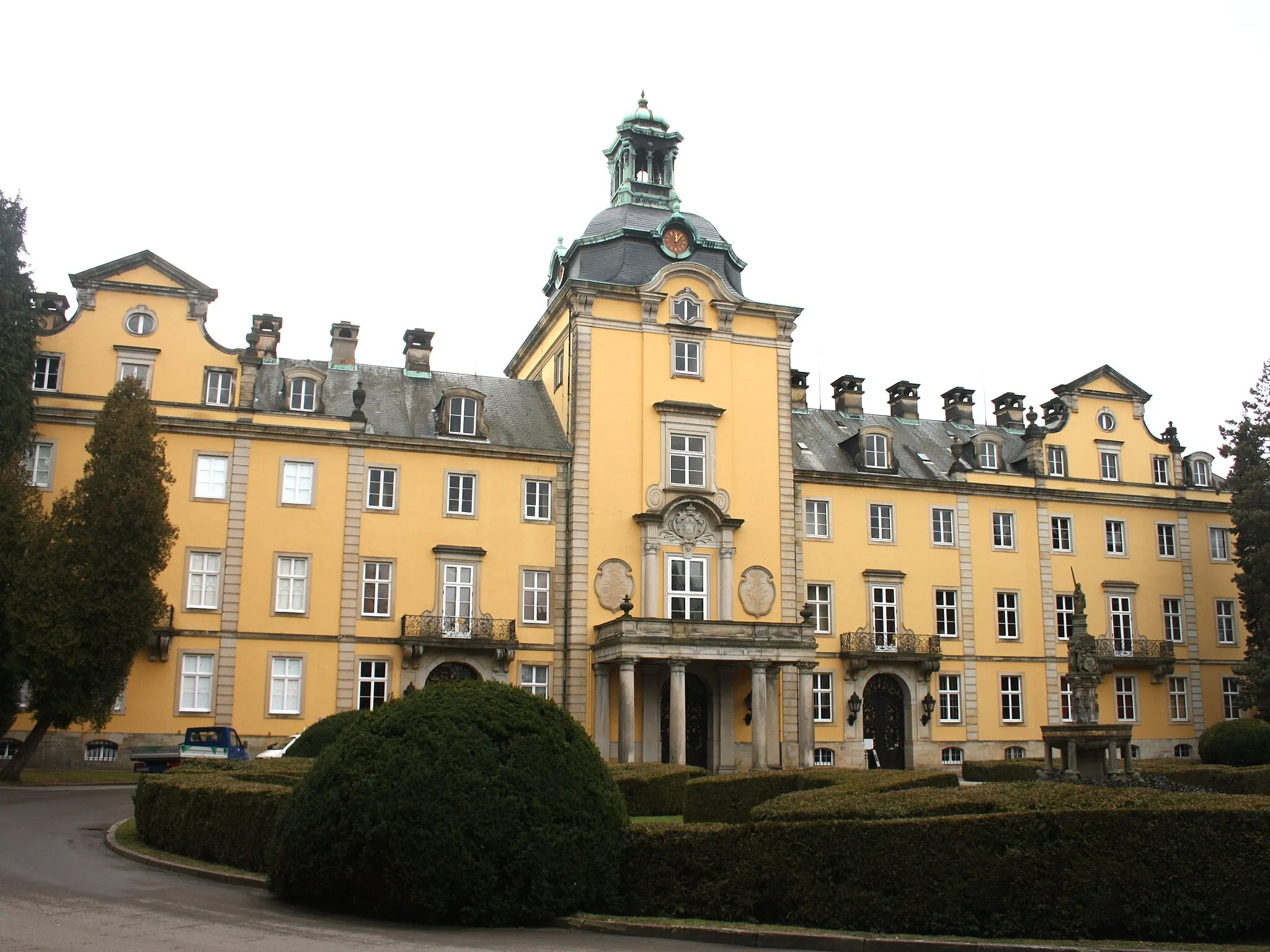 Photo showing: Castle in Bückeburg, Germany. Baroque fassade with main entrance.