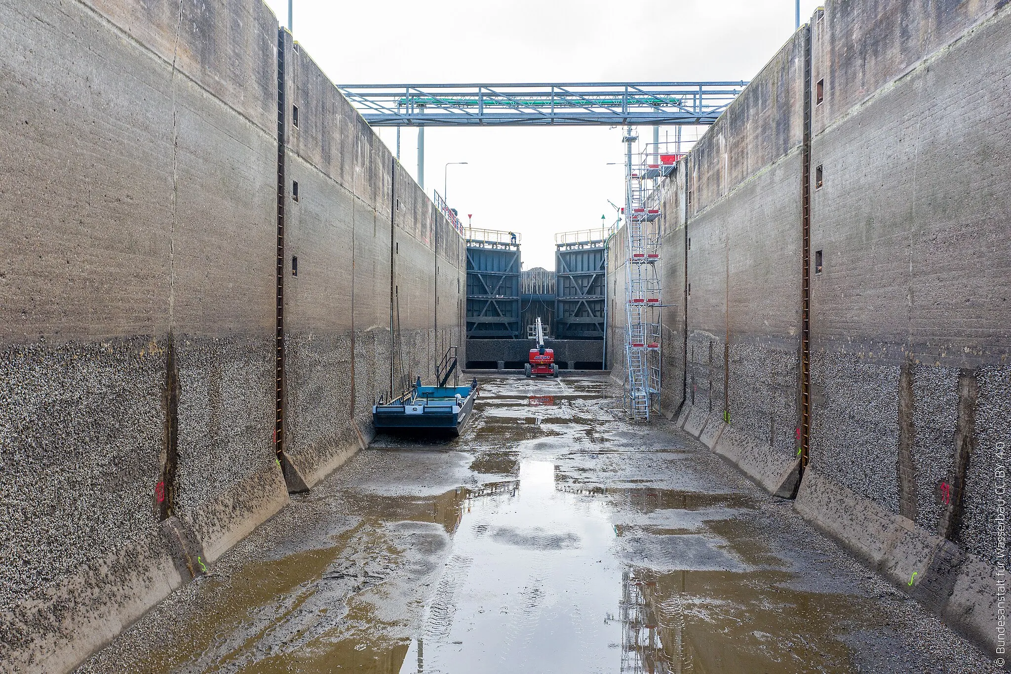 Photo showing: Blick in die trockengelegte Schleusenkammer der alten Schleuse Dörverden