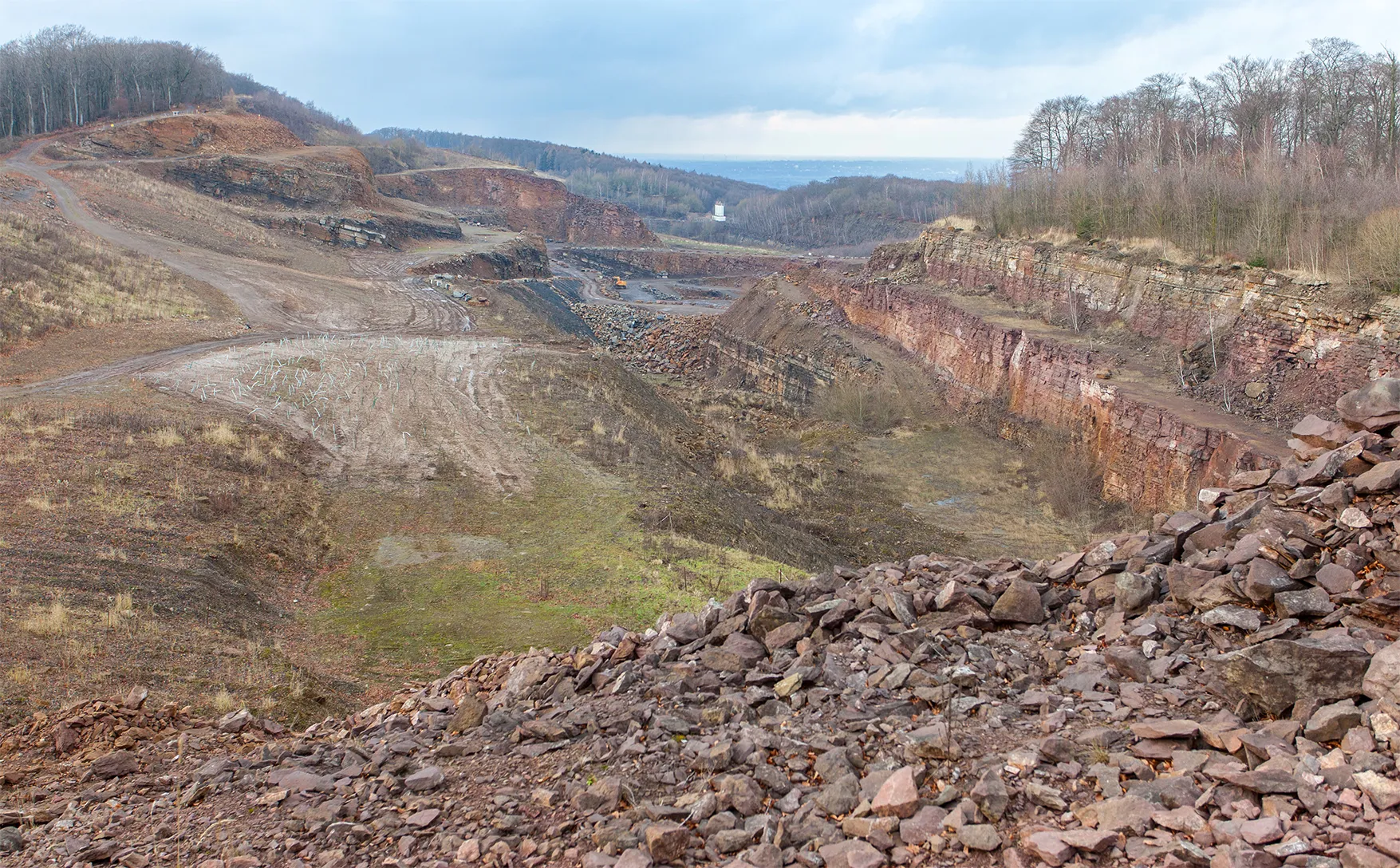 Photo showing: Wülpker Egge mit Steinbruch der Barbara Erzbergbau GmbH