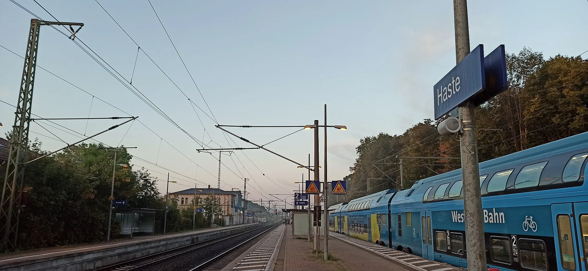 Photo showing: Bahnhof Haste,
Bahnsteig Gleis 2 und 3 an der Bahnstrecke Hannover–Minden,

Taken on 28 September 2021