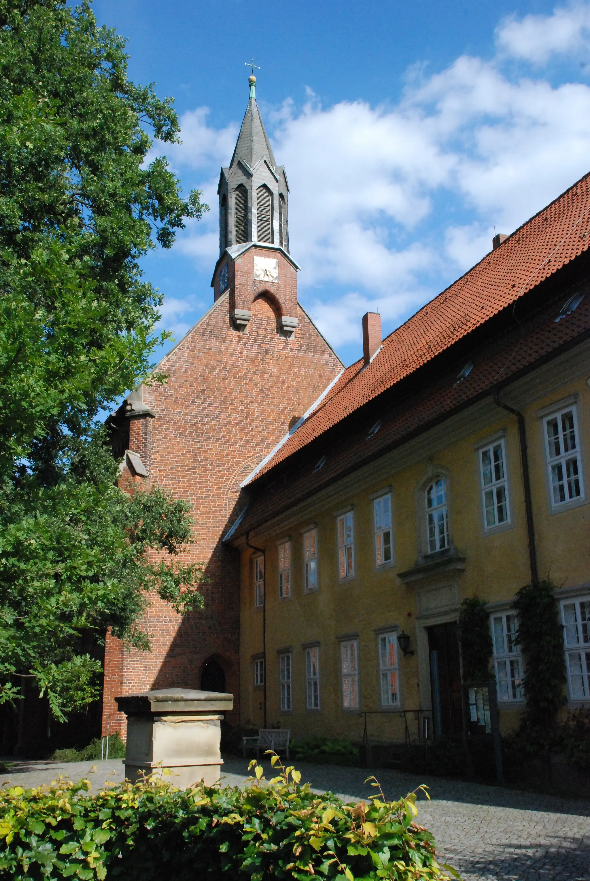 Photo showing: Entrance and church of Kloster Mariensee, Lower Saxony, Germany