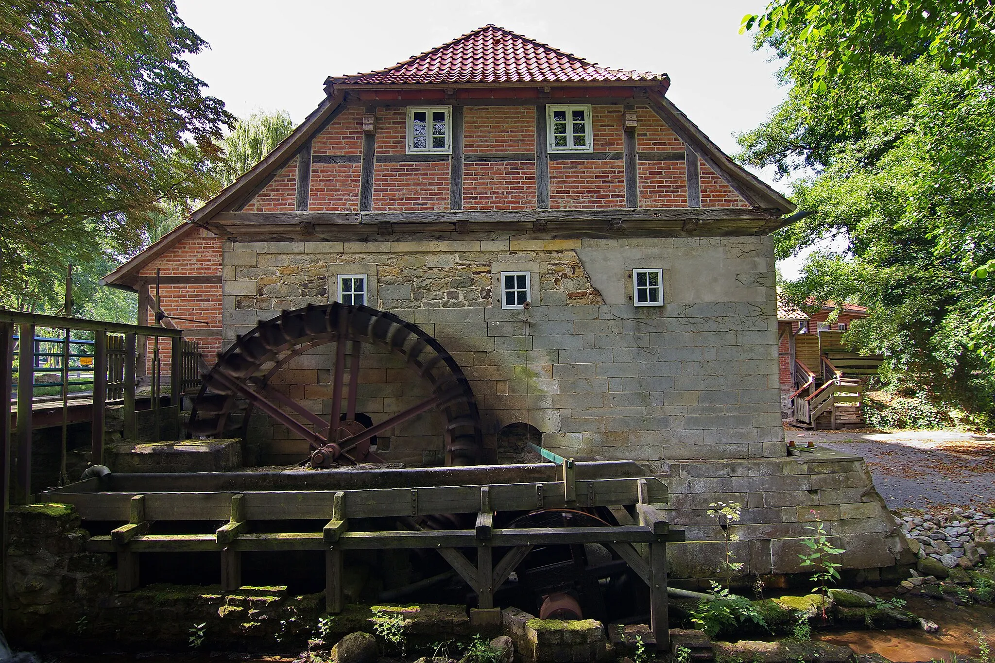 Photo showing: Die Laderholzer Mühle wurde 1167 erstmals urkundlich erwähnt und ist damit eine der ältesten Mühlen in der Region Hannover
