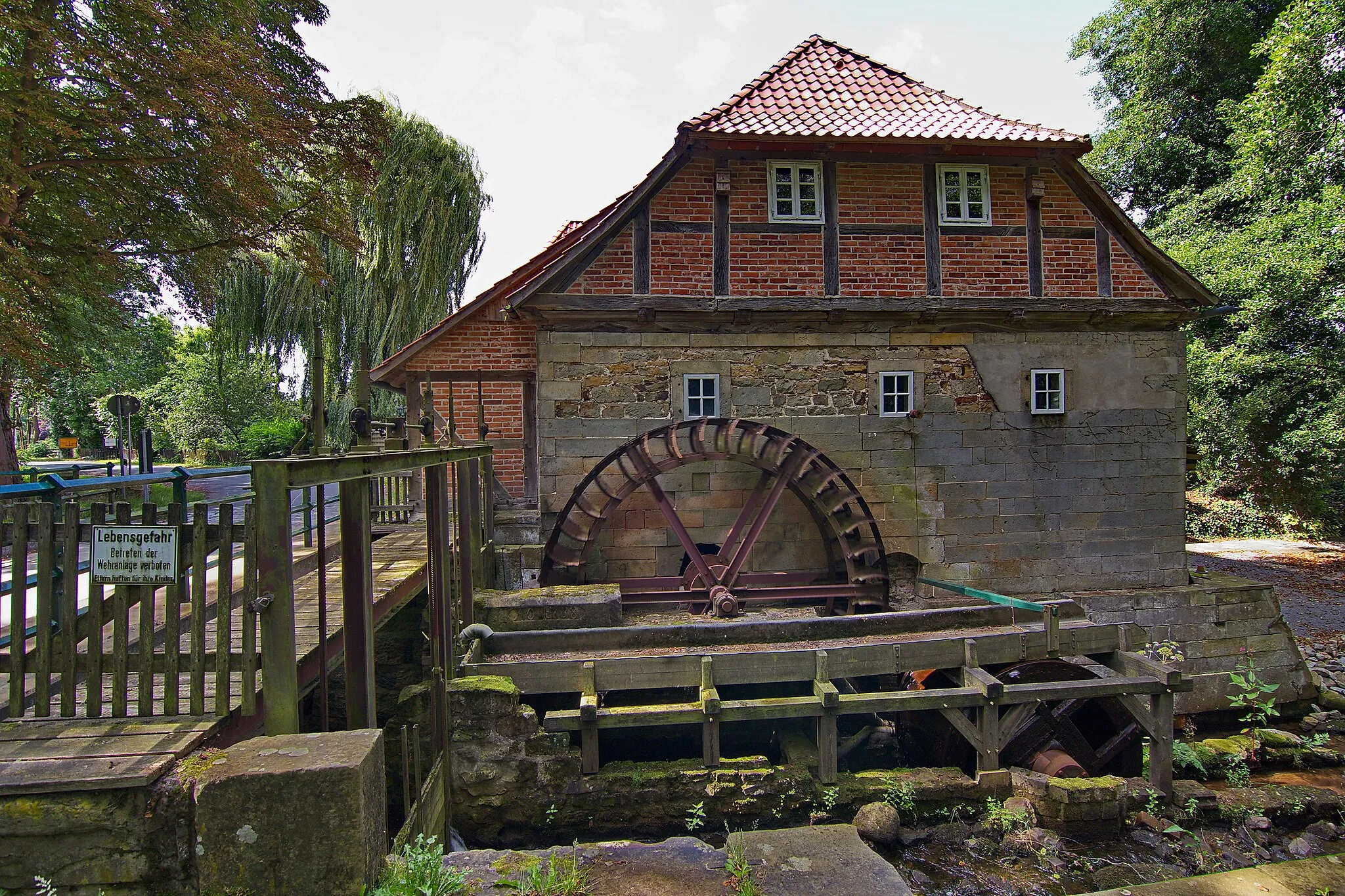 Photo showing: Die Laderholzer Mühle wurde 1167 erstmals urkundlich erwähnt und ist damit eine der ältesten Mühlen in der Region Hannover
