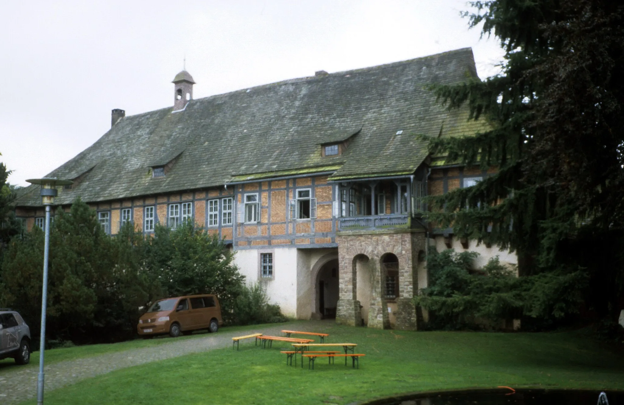 Photo showing: Einfahrt zum Schloss Nienover, Flecken Bodenfelde, Südniedersachsen. Scan vom KB-Dia, fotografiert am Tag des offenen Denkmals 1996