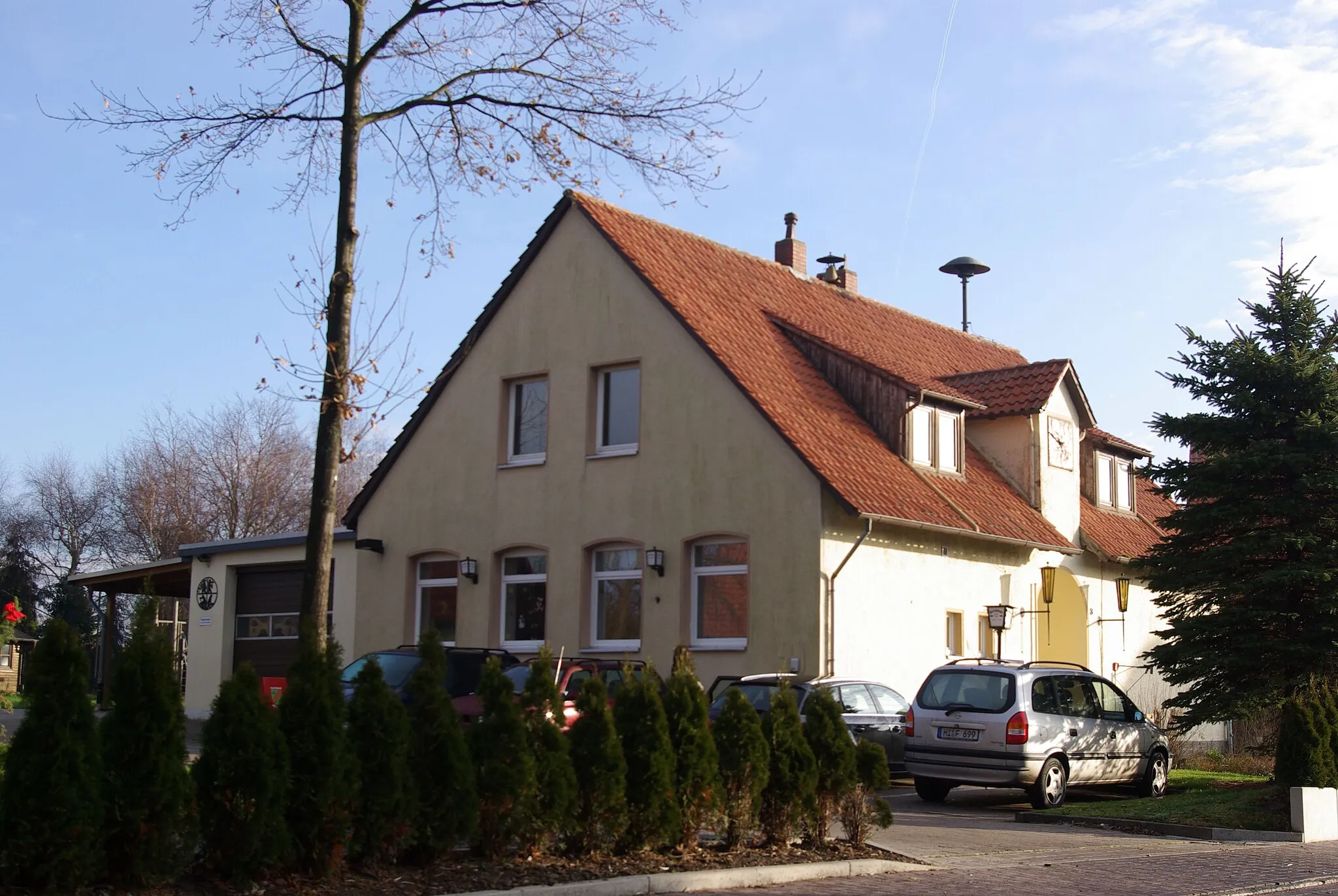 Photo showing: Springe, Niedersachsen, im Ortsteil Mittelrode das Dorfgemeinschaftshaus mit dem Gebäude der Freiwilligen Feuerwehr (geotags in den Exif-Daten).