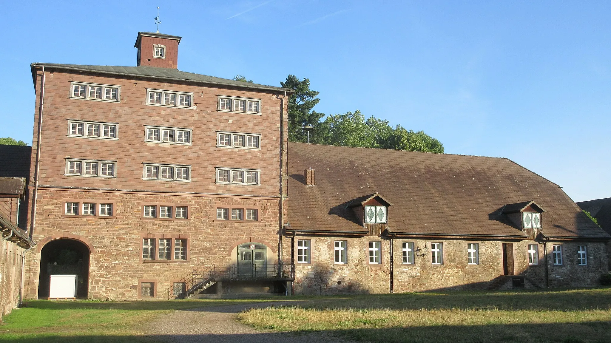 Photo showing: Wirtschaftsgebäude