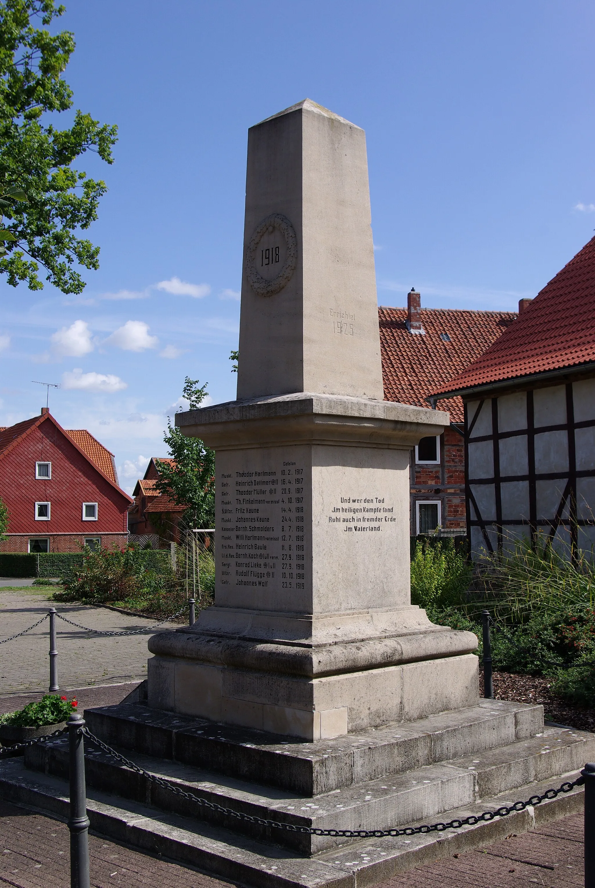 Photo showing: Schellerten Ortsteile Dingelbe in Niedersachsen. Das Ehrenmal erinnert an die Gefallenen des ersten Weltkrieges.
