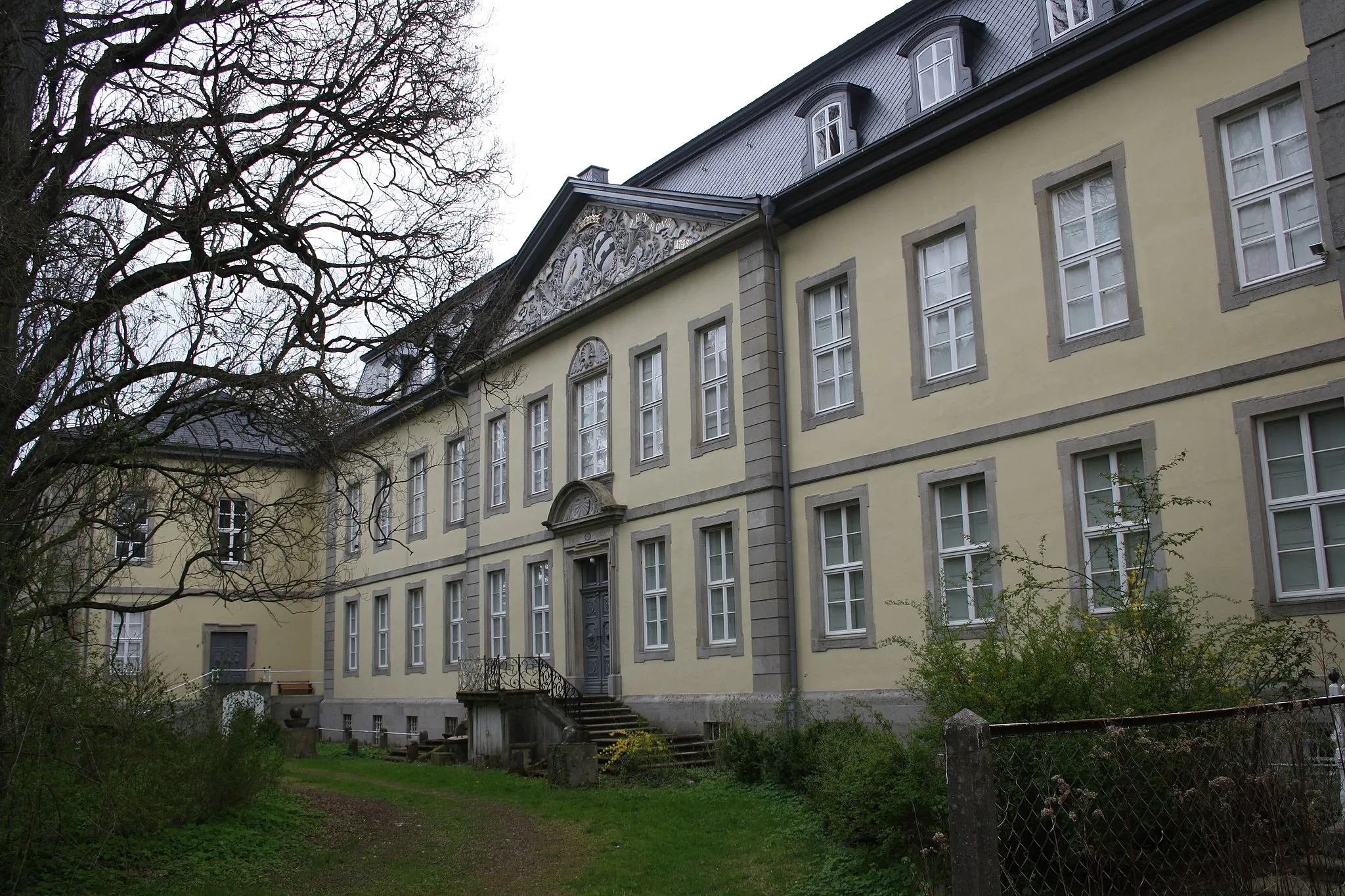 Photo showing: Vorderseite des Schloss Wrisbergholzen nach der Renovierung 2016, Blick aus Süden