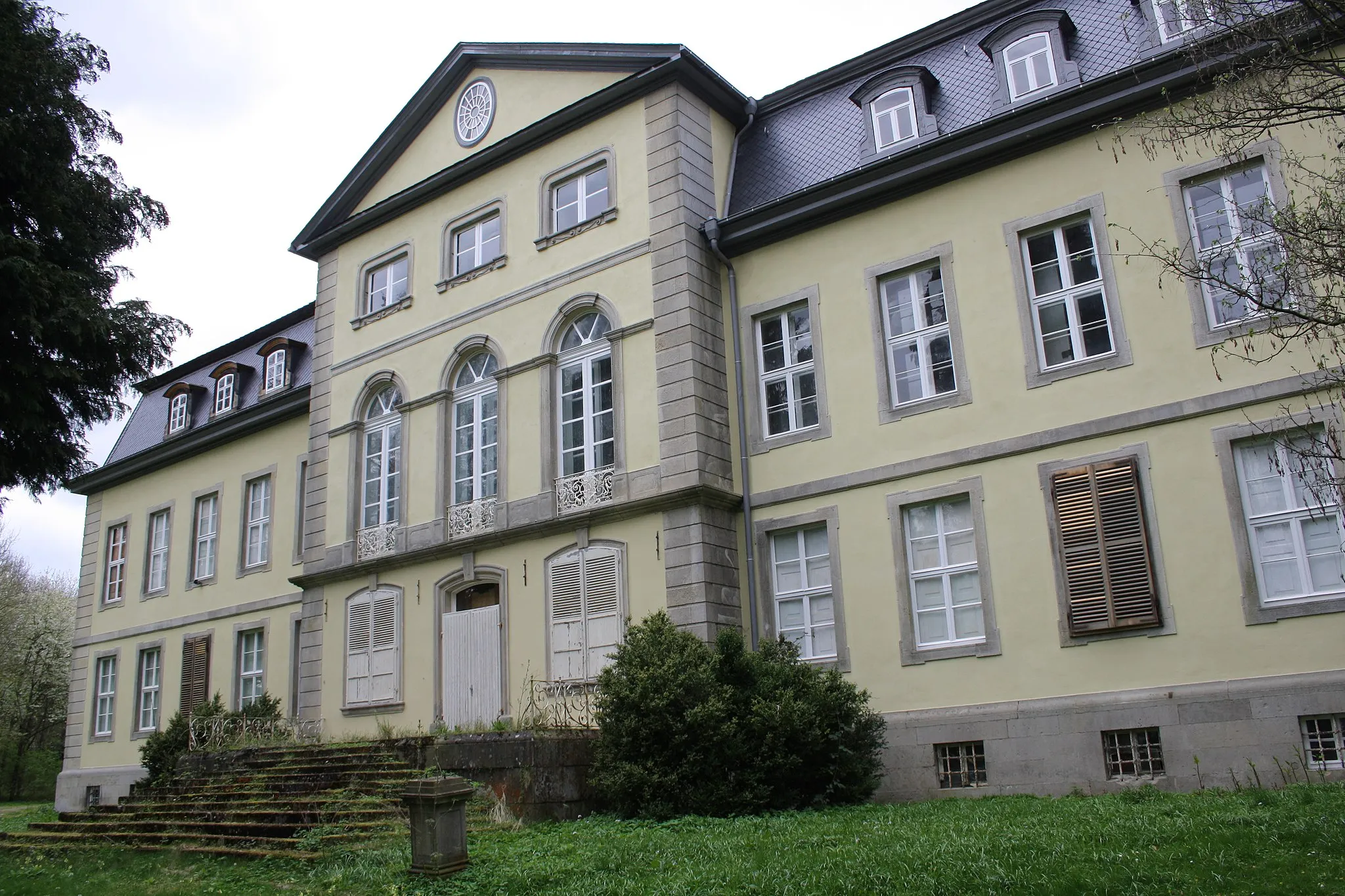 Photo showing: Rück- bzw. Parkansicht des Schloss Wrisbergholzen nach der Renovierung in 2016