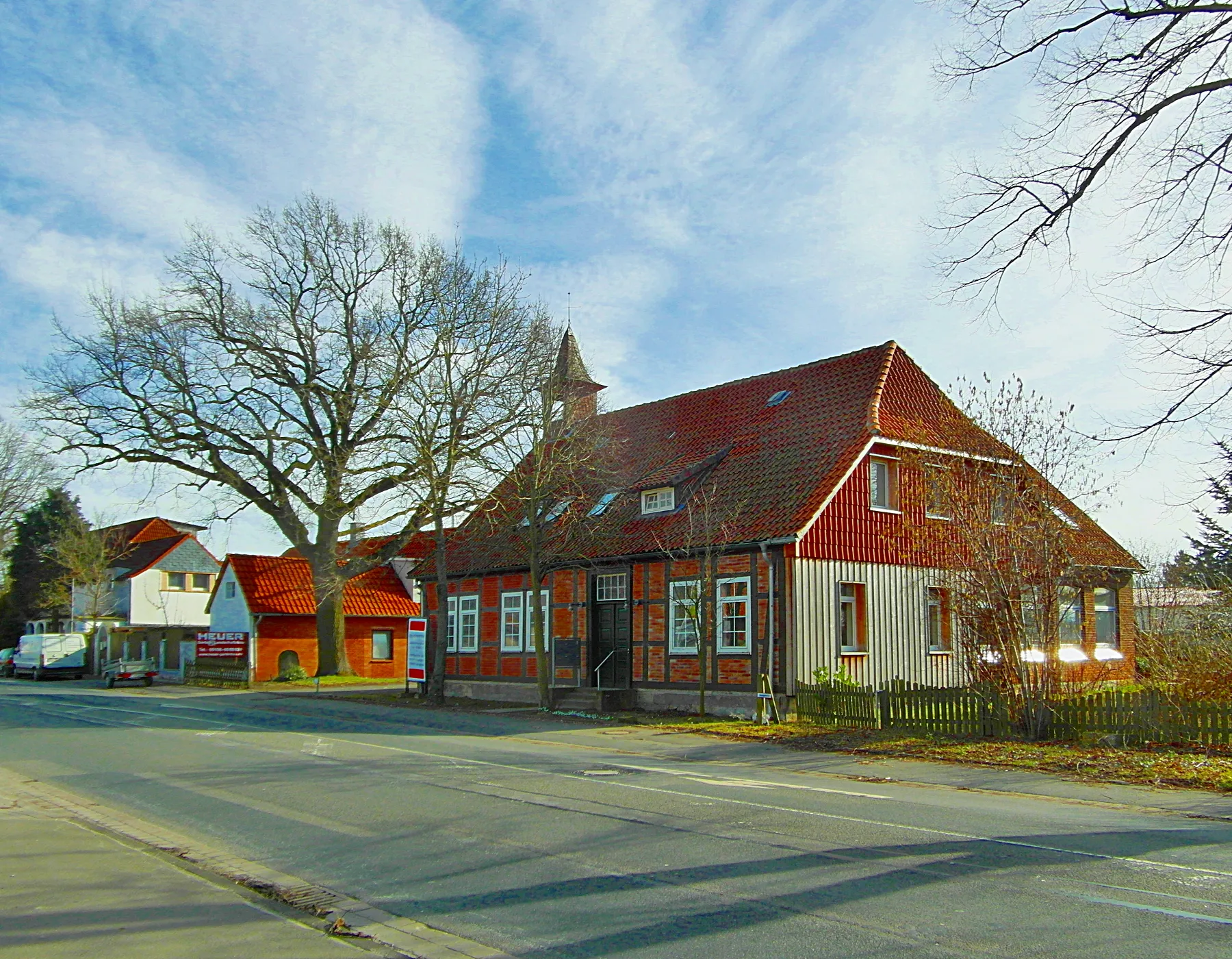 Photo showing: Die ehemalige Kapelle im Gehrdener Stadtteil Ditterke wurde zur Dorfschule umgebaut. Die Eiche auf dem Schulhof dahinter ist als Naturdenkmal geschützt