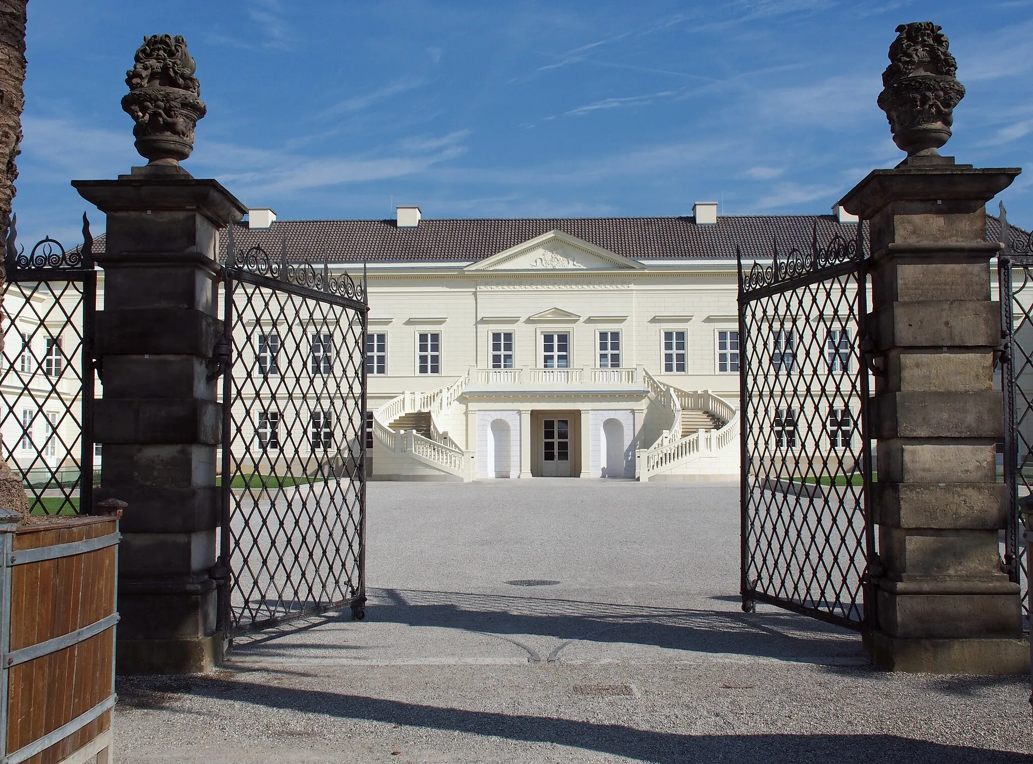 Photo showing: Treppenaufgang des Schlosses in Hannover-Herrenhausen (von der Gartenseite)