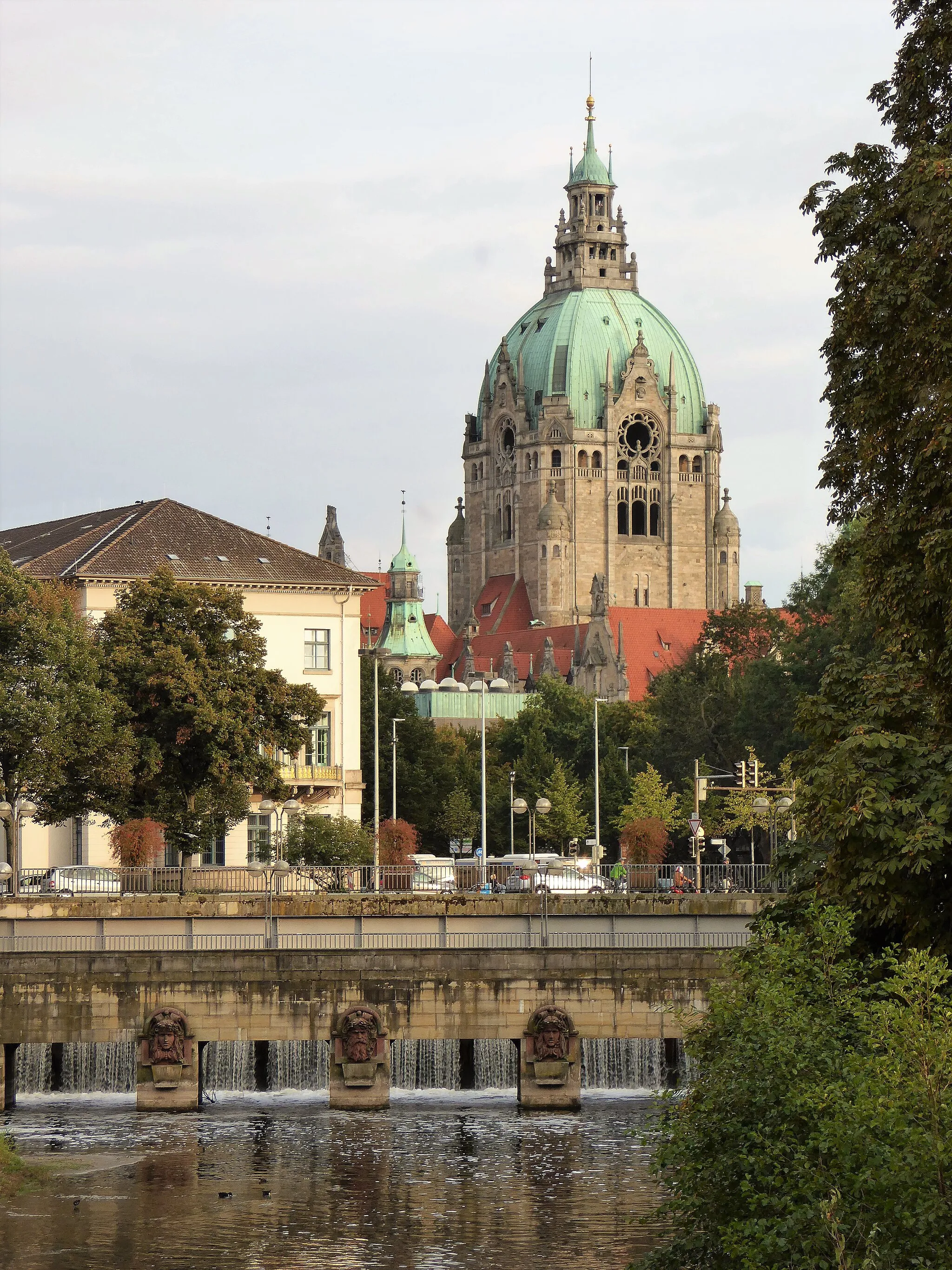 Photo showing: Neues Rathaus und Friederikenbrücke über den Klickmühlenarm im Vordergrund