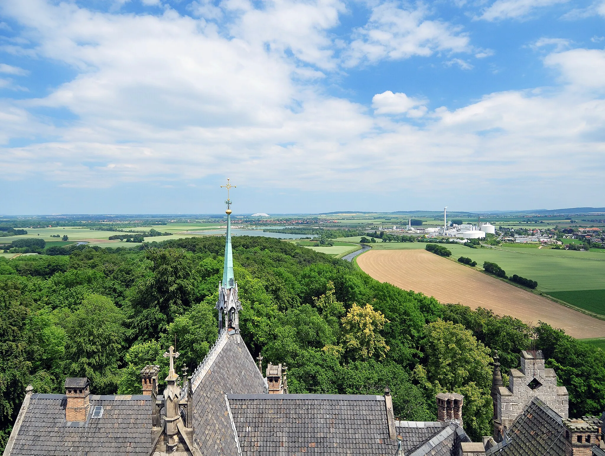Photo showing: View by the Marienburg Castle onto river Leine, hill Calenberg, Calenberg Castle (not visible), Lauenstadt, Sarstedt (in the background), Giften, Barnten, Nordstemmen in Lower Saxony, Germany.