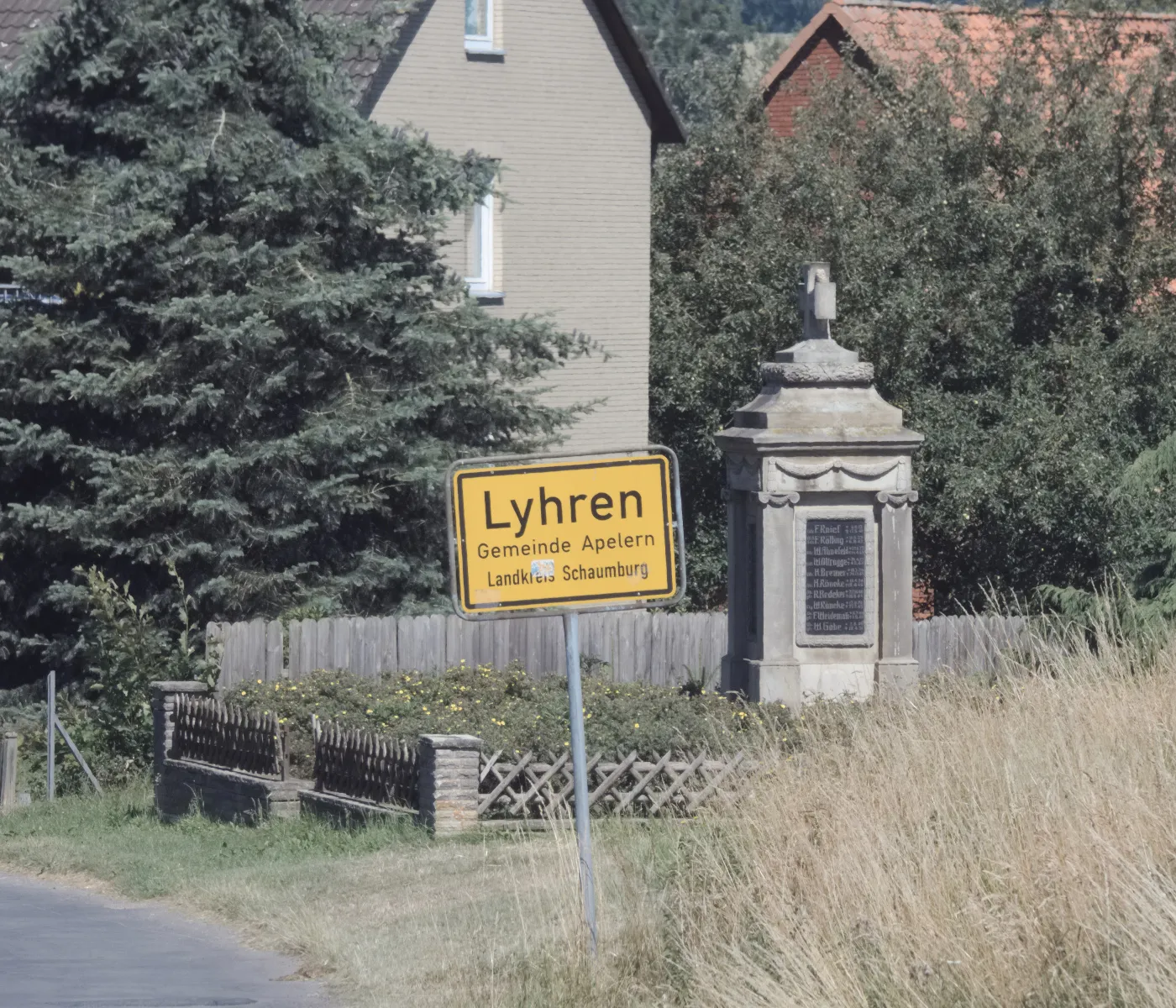 Photo showing: Denkmal an der Ortszufahrt von Lyhren, Gemeinde Apelern, Landkreis Schaumburg.