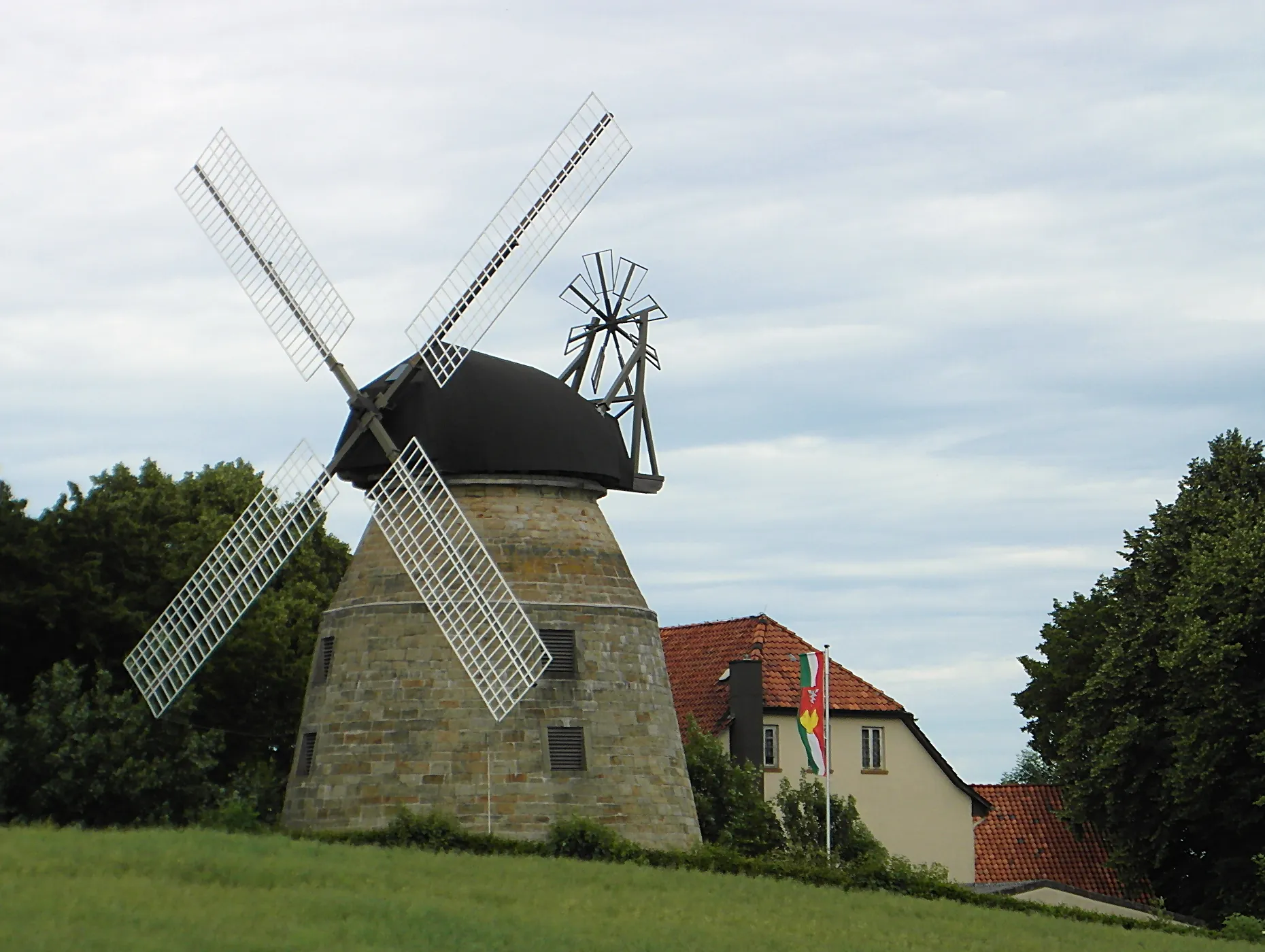 Photo showing: Die Windmühle auf dem Alten Rodenberg, erbaut 1850, ist heute das Wahrzeichen der Stadt Rodenberg in Niedersachsen. Sie wurde durch ein Feuer am 28. April 2005 stark beschädigt, der Mühlenkopf komplett zerstört. Durch Sponsoren und Fördergelder wurde die Mühle umfassend restauriert werden.