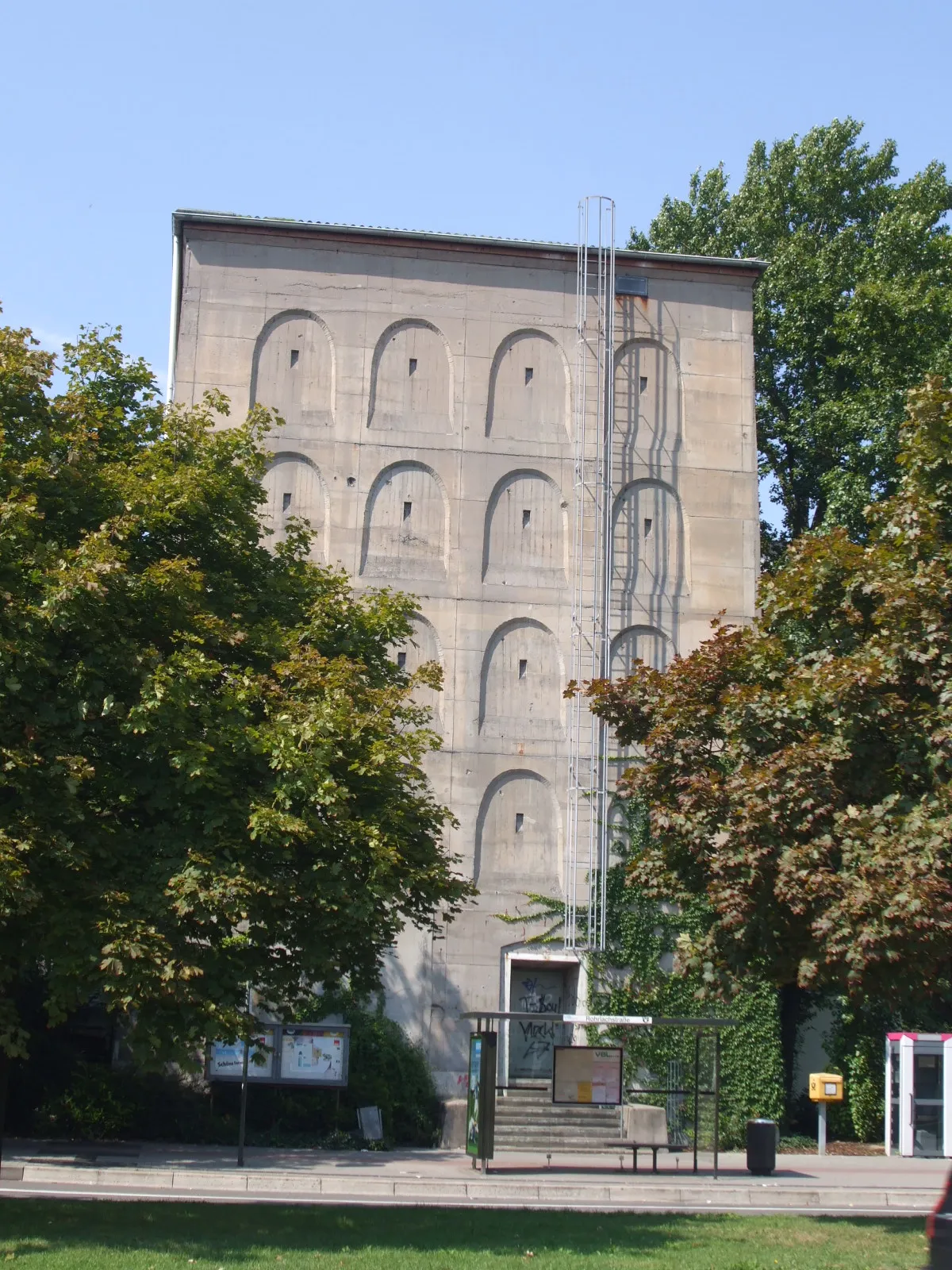 Photo showing: Bunker Stadtteil West, Valentin-Bauer-Straße 2