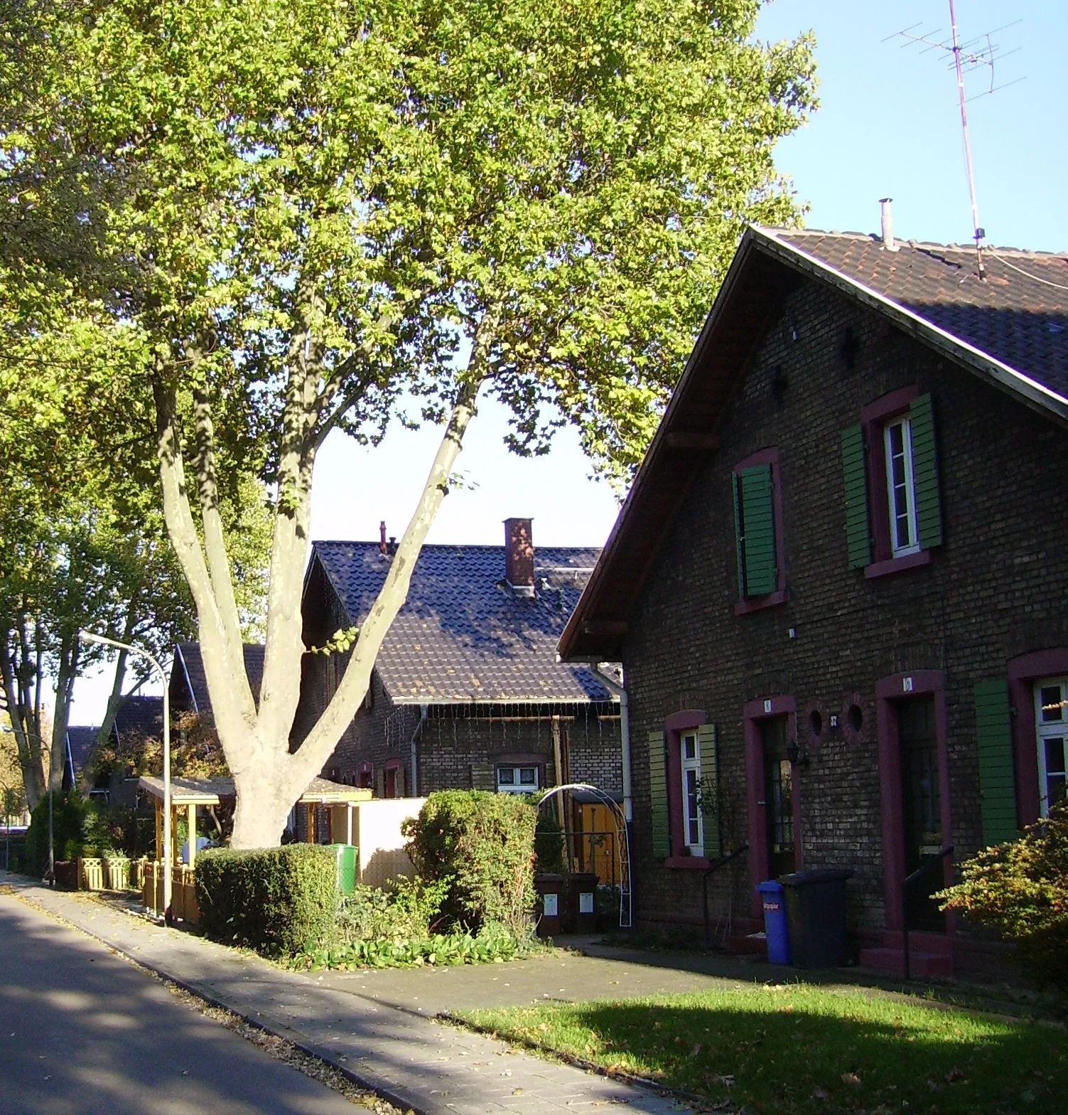 Photo showing: Description: housing of the BASF chemical company in Ludwigshafen in Rhineland-Palatinate (Germany) Source: own photography Date: October 2005 Author: --Immanuel Giel 09:18, 31 October 2005 (UTC) Other versions: none de:BASF
en:BASF

fr:BASF