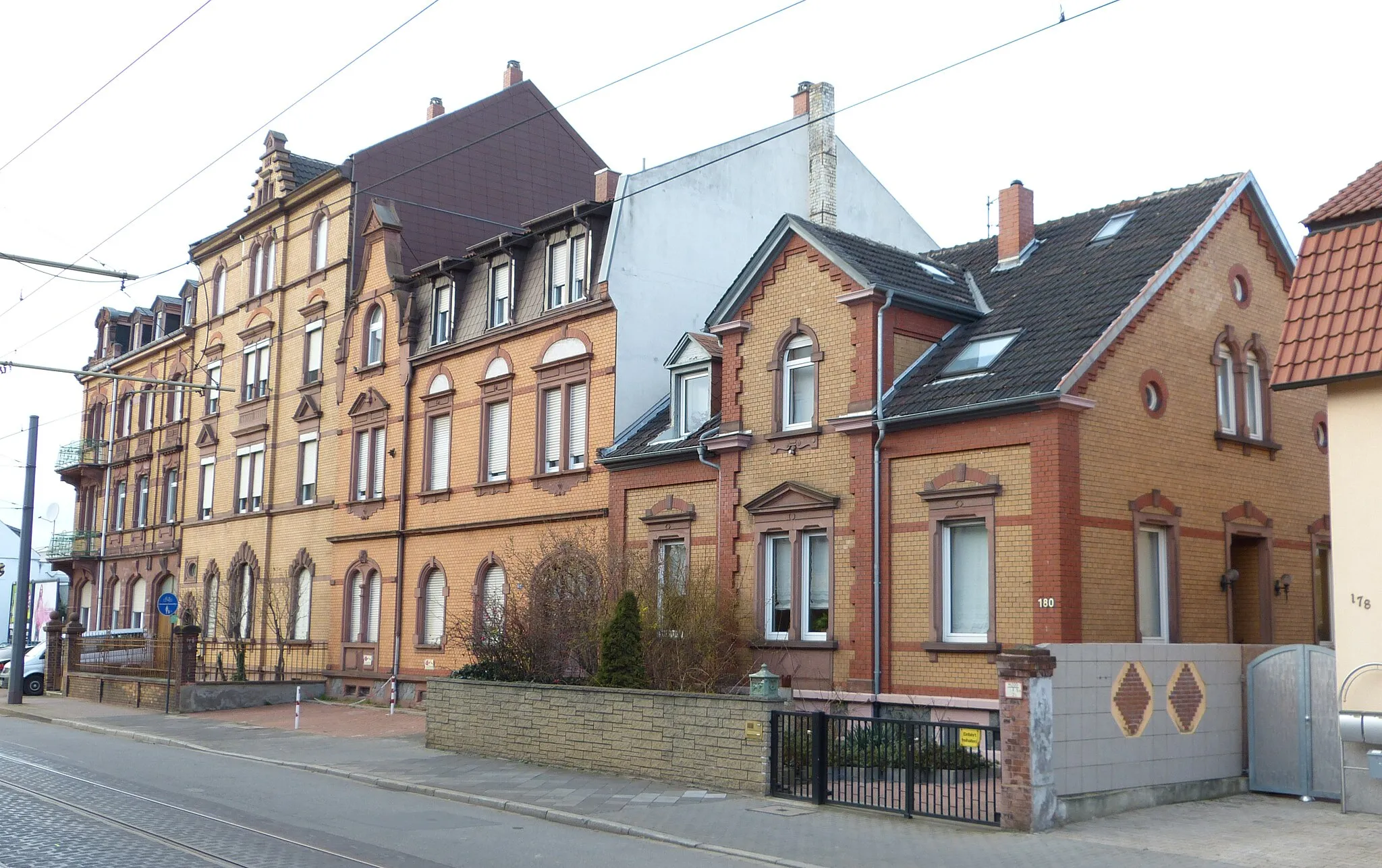 Photo showing: Ludwigshafen Frankenthaler Straße 180-186: Denkmalzone Frankenthaler Straße. Zeile von ein- bis viergeschossigen spätgründerzeitlichen Wohnhäusern mit Vorgärten und deren schmiedeeisernen Einfassungen, sandsteingegliederte Backsteinbauten, Anfang des 20. Jahrhunderts