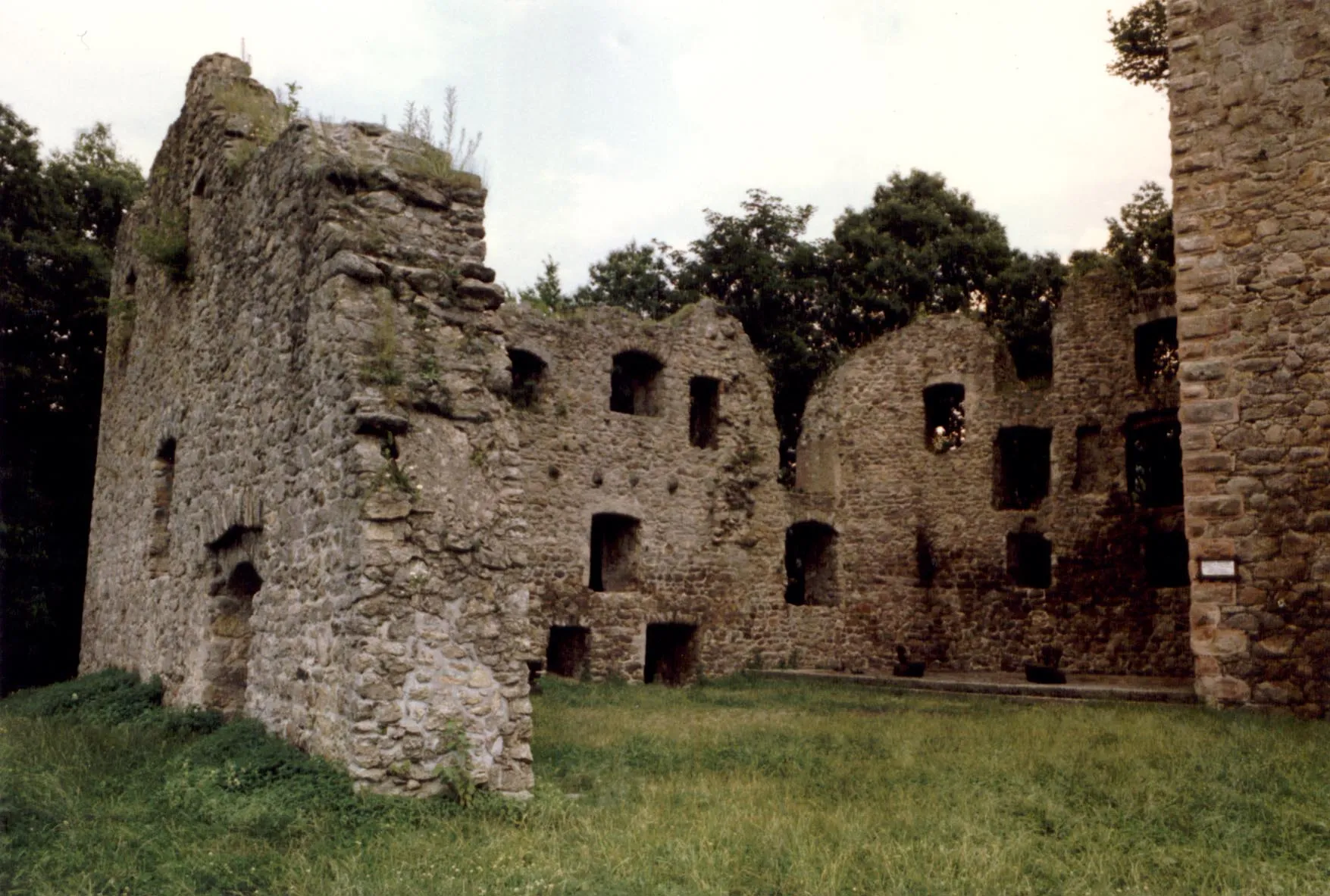 Photo showing: Burg Neu-Windeck, Ruine des Palas. Die Burg Neu-Windeck, auch Burg Neuwindeck, Burg Lauf oder Laufer Schloss genannt, ist eine Burgruine auf dem Schlossberg, einer Anhöhe südöstlich von Lauf im Ortenaukreis in Baden-Württemberg.