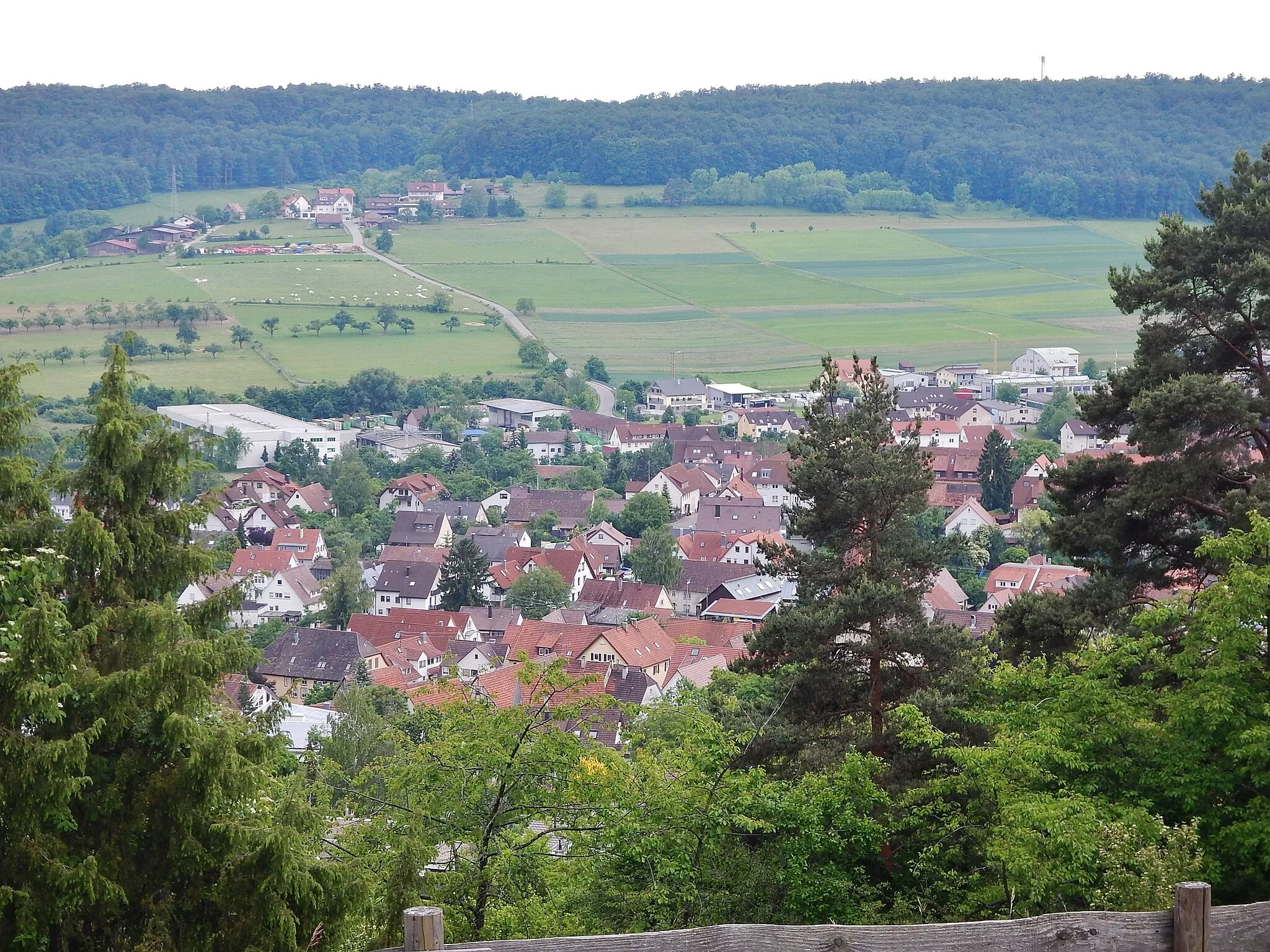 Photo showing: Ausblick vom Naturschutzgebiet Hörnle und Geißberg über Simmozheim zum Ortsteil Büchelbronn