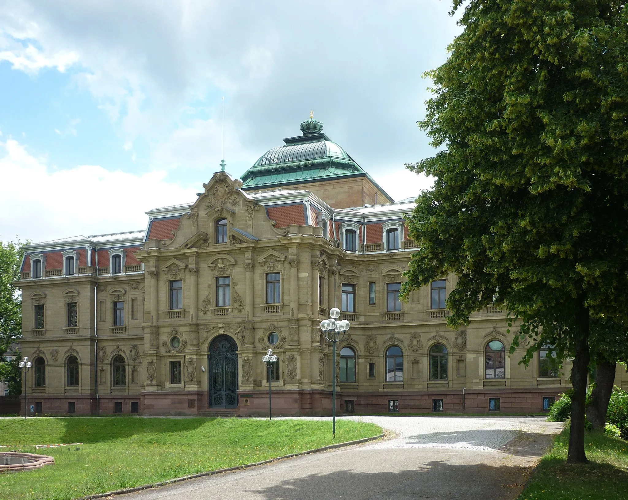 Photo showing: Palace of Frederick II, grand duke of Baden, today seat of the Federal Court of Justice of Germany, front side facing the central park, Karlsruhe