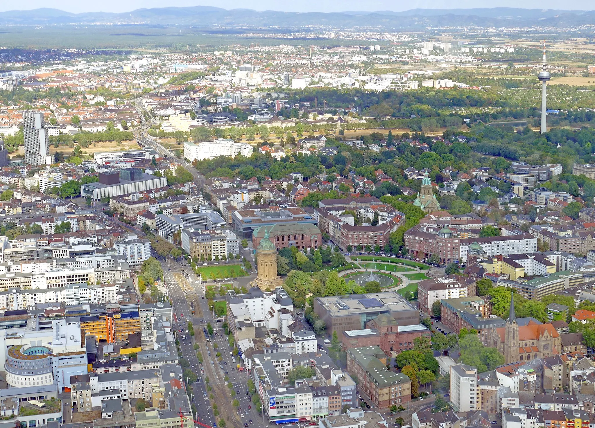 Photo showing: Aerial view of Mannheim city centre around the water tower