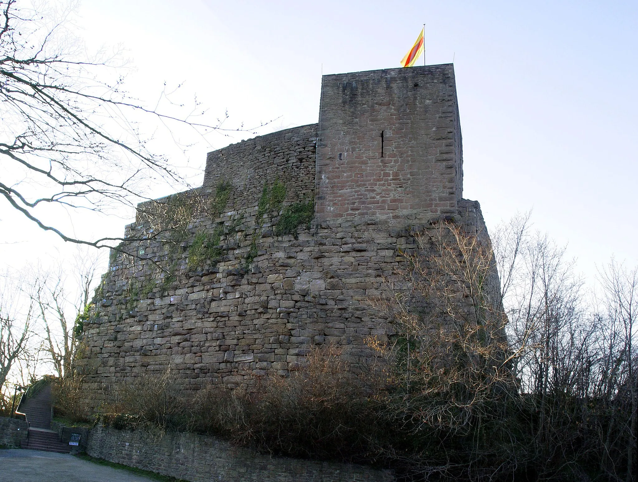 Photo showing: Fotografiert von Martin Dürrschnabel.

Turm der Ruine Ebersteinburg