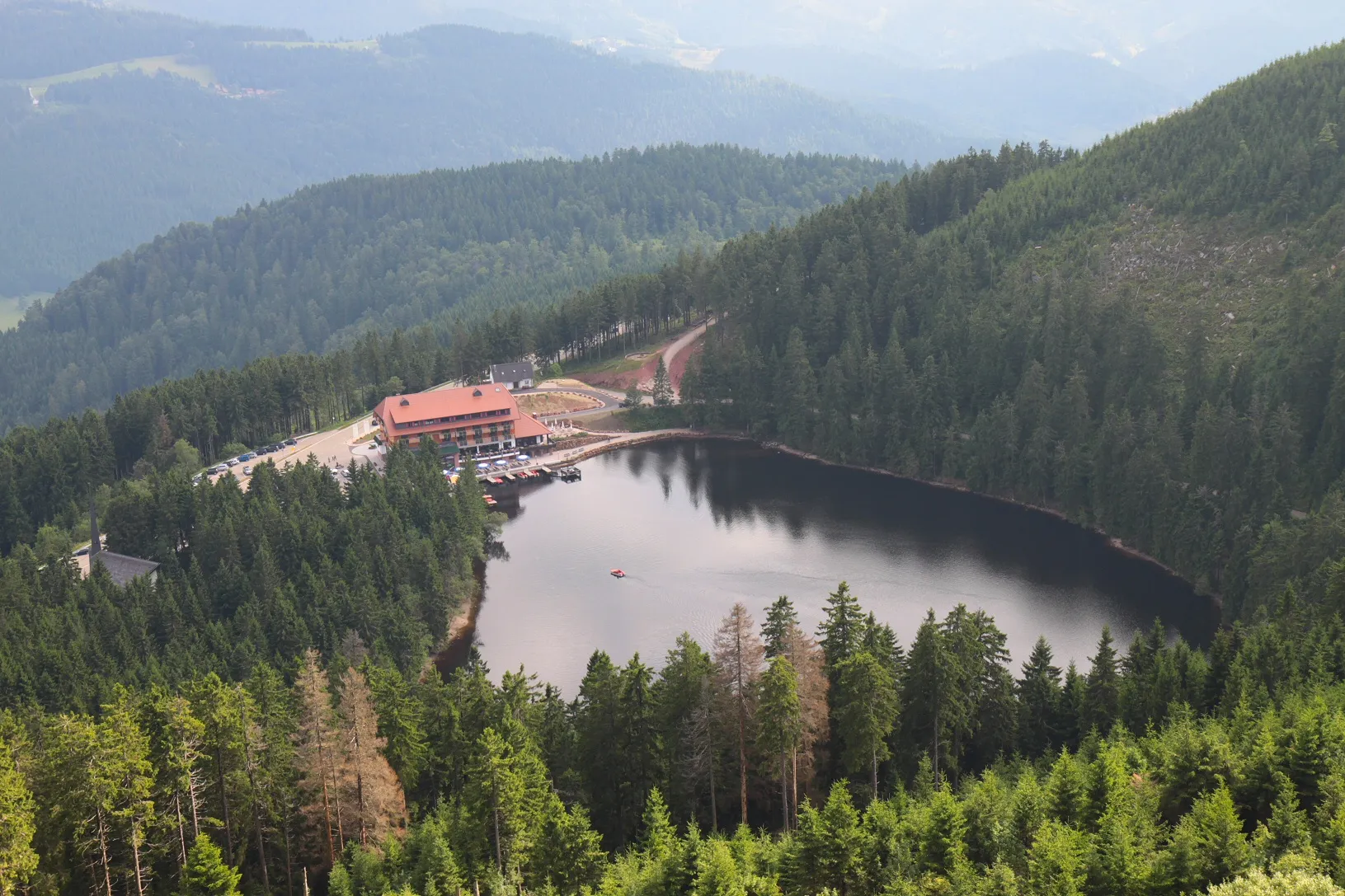 Photo showing: The Mummelsee near Seebach in the Black Forest, below the Hornisgrinde