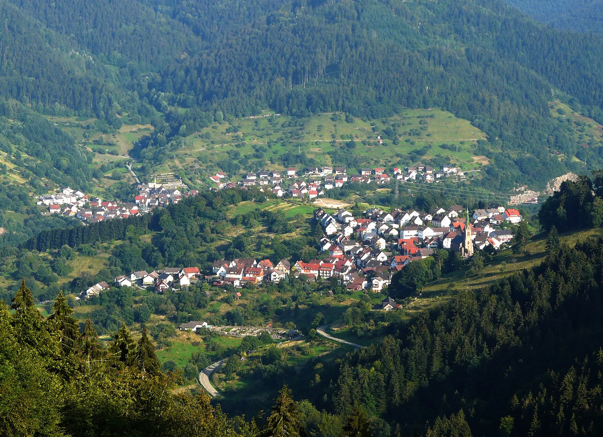 Photo showing: Bildinhalt: Blick von der Roten Lache auf die Forbacher Ortsteile Bermersbach im Vordergrund und Gausbach im Hintergrund.
Aufnahmeort: Rote Lache bei Baden-Baden, Deutschland