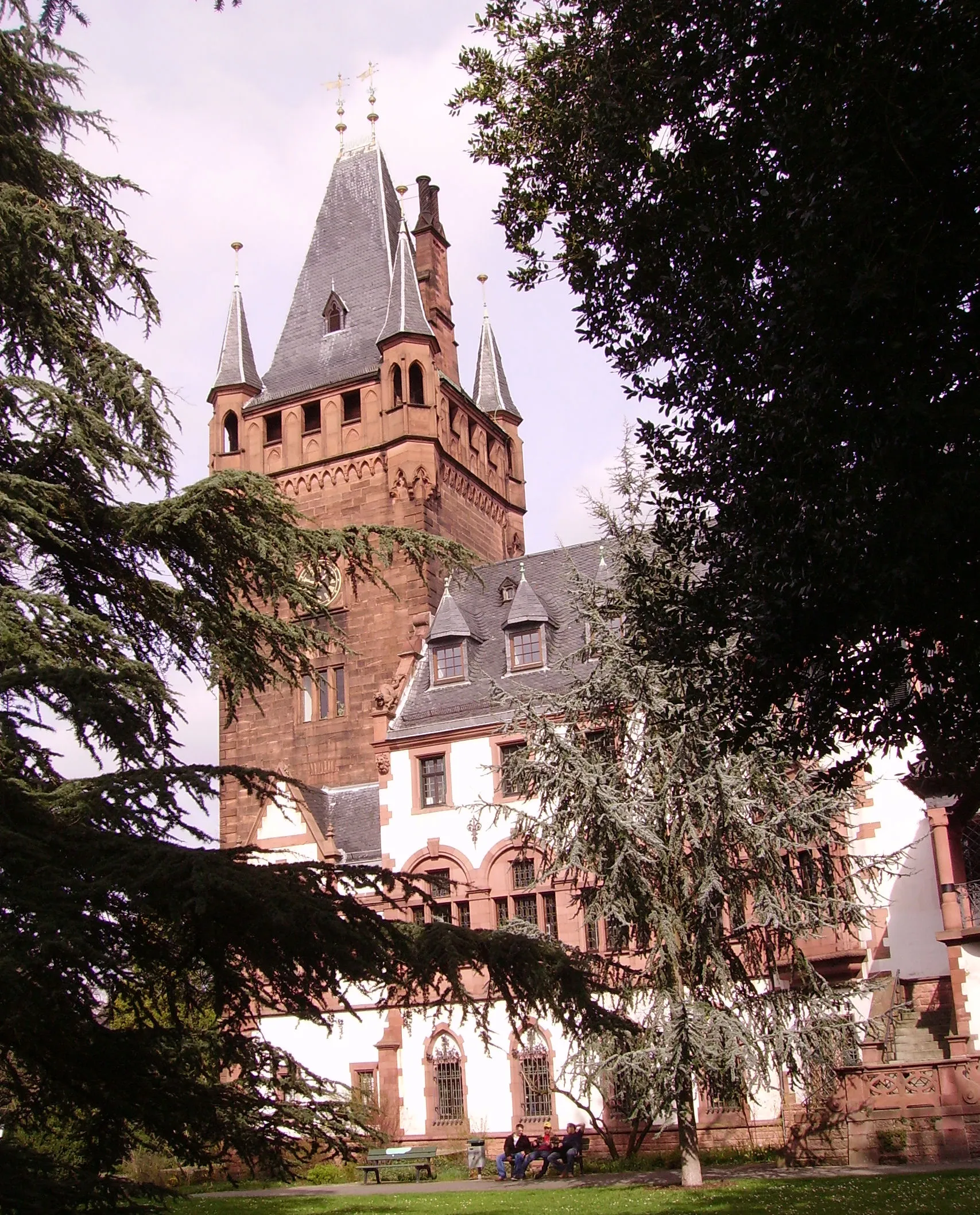 Photo showing: view of Weinheimer Schloss, Germany; ehemaliges Berckheimer Schloss mit neogotischem 39m hohem Schlossturm (1850), heute Rathausteilbereich