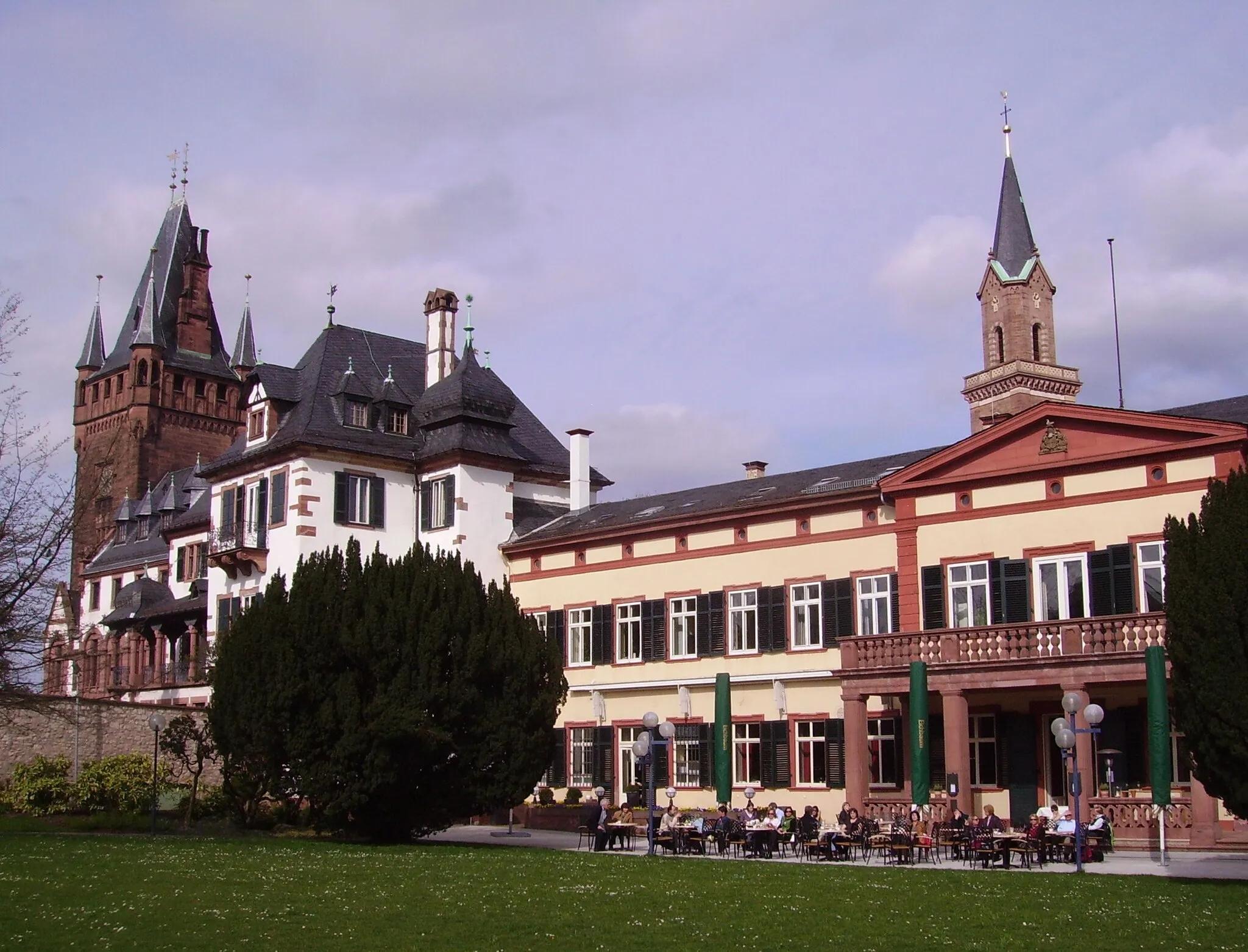 Photo showing: view of Weinheim, Germany, Berckheimer Schloss, Teilbereich (Südflügel) im Vordergrund ist das ehemalige Ulmersche Schloss (1725, 1780 umgebaut), heute Restaurant und Rathausteilbereich, im Hintergrund Turm der Laurentiuskirche (1850); links 39m hoher neugotischer Schlossturm (1868)