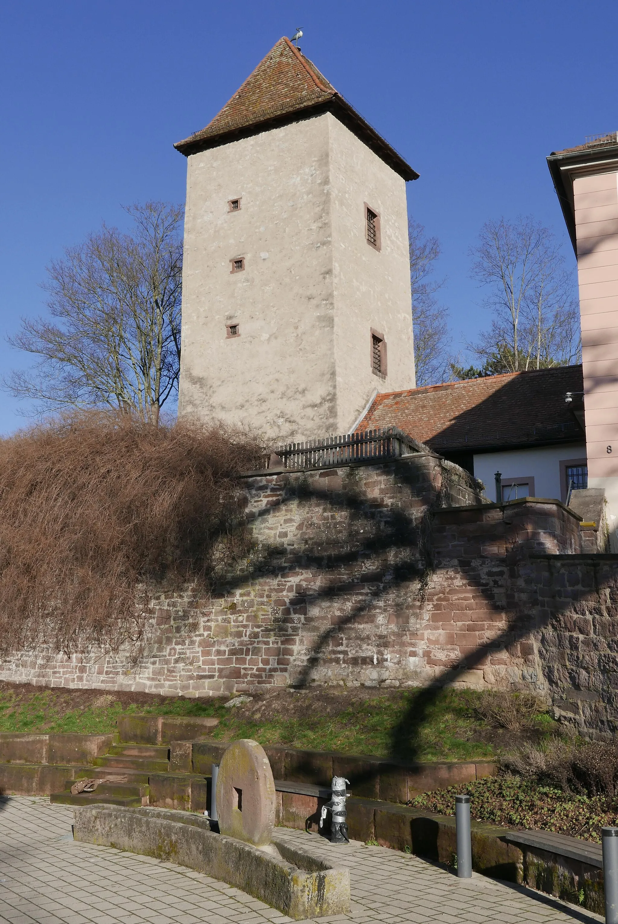 Photo showing: Der Storchenturm, erbaut im 16. Jahrhundert, diente der Feste Stein als Zufluchtsort bei feindlichen Angriffen. Als die Feste aufgehört hatte, einen militärischen Wert zu besitzen, baute die markgräfliche Regierung den Burgturm in einen Gefängnisturm um.