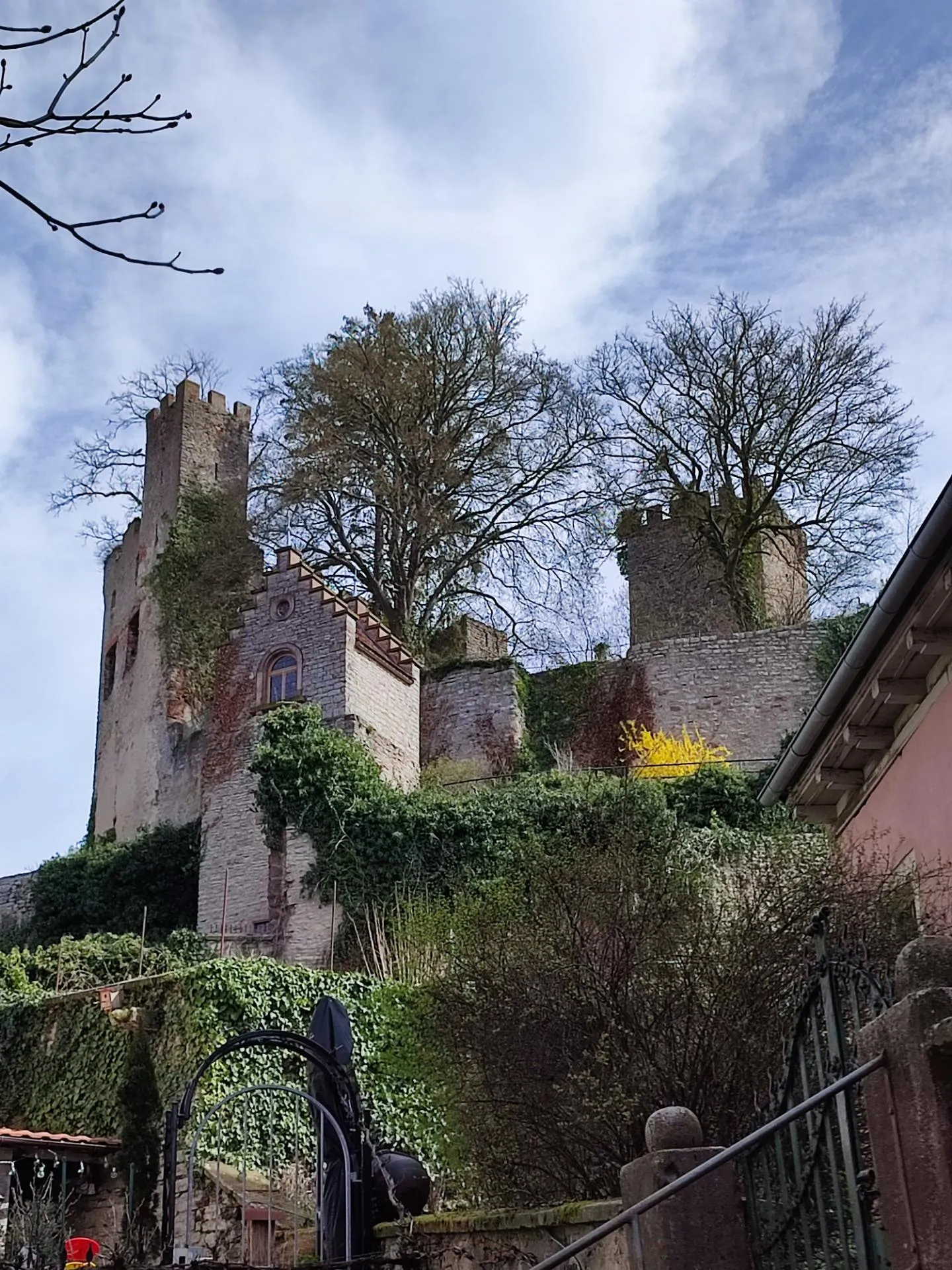 Photo showing: In die Burg Obergrombach kommt man leider nicht rein, prominenter Privatbesitz. Daher nicht die gleiche Perspektive wie das historische Foto....