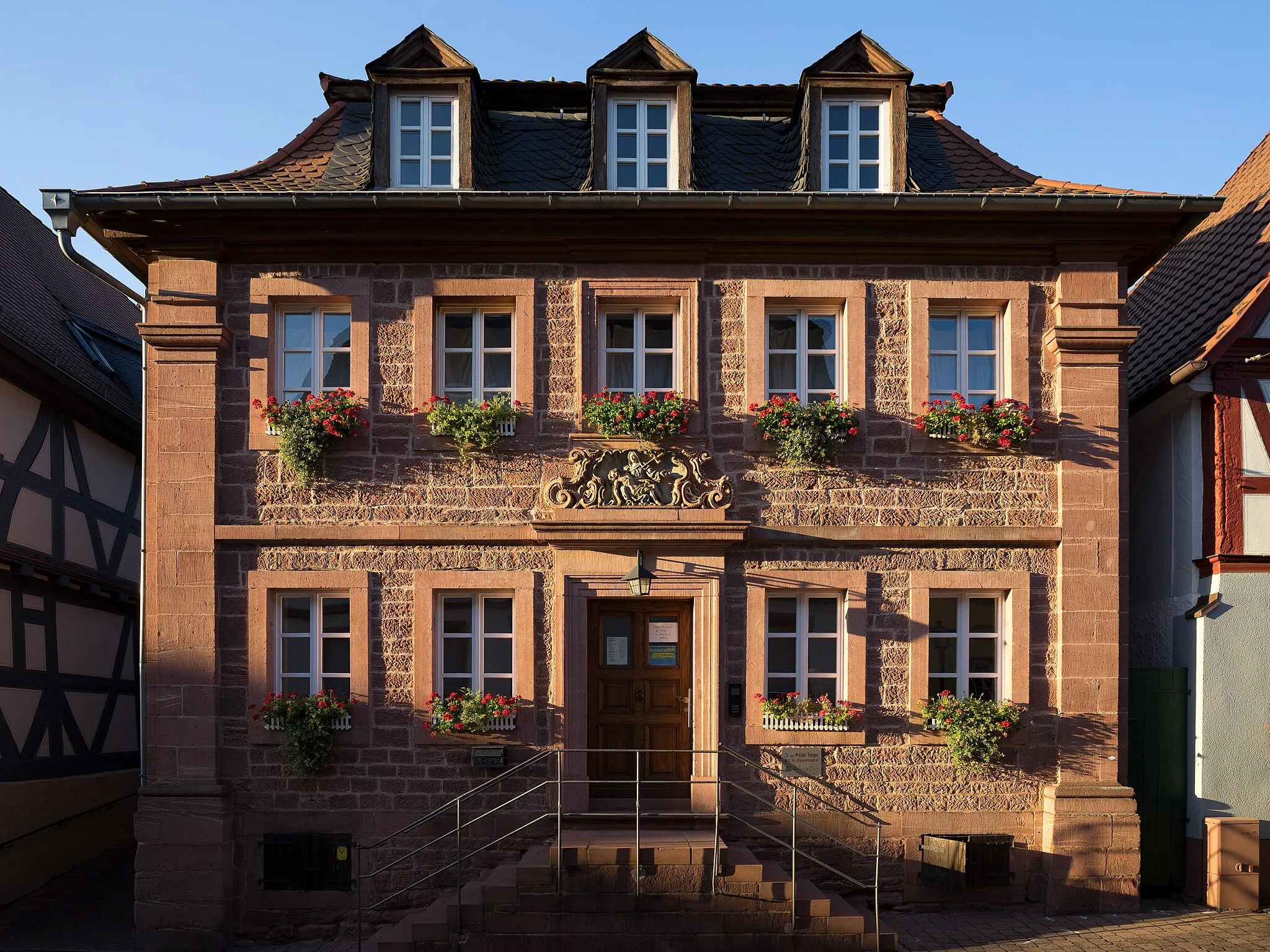 Photo showing: Amorbach (Landkreis Miltenberg, Unterfranken): Das Haus Pfarrgasse 5 im Abendlicht.