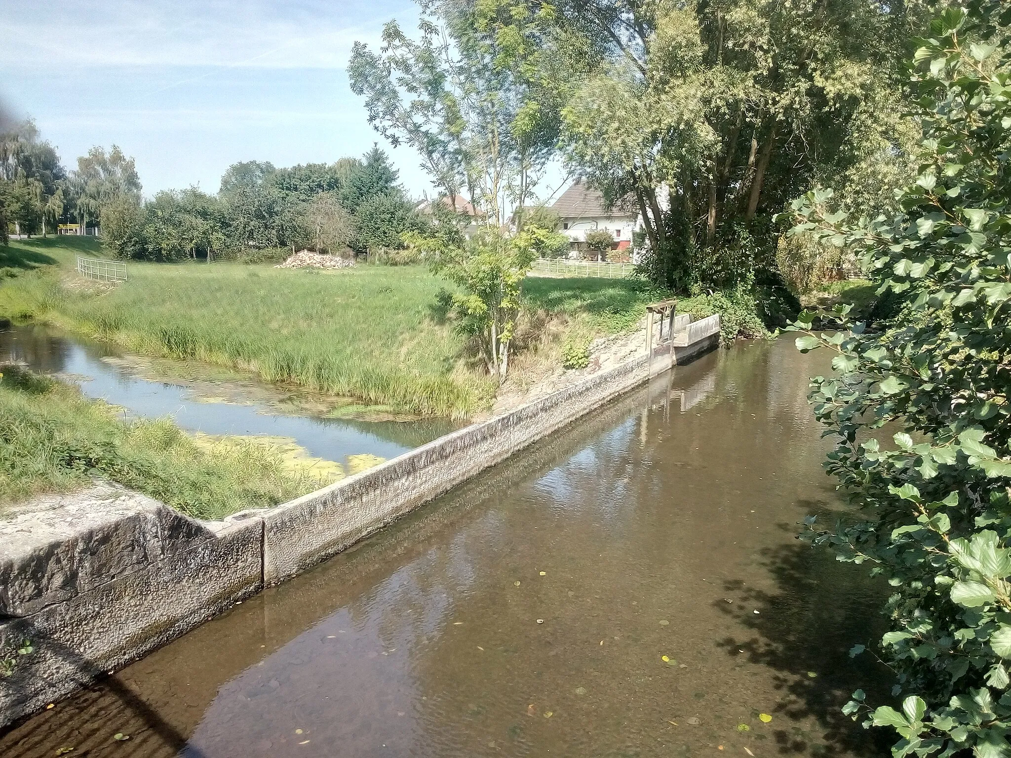 Photo showing: Aquädukt des Kanalbachs über den Scheidgraben bei Rheinmünster-Stollhofen, während der Acher-Rench-Korrektion errichtet.