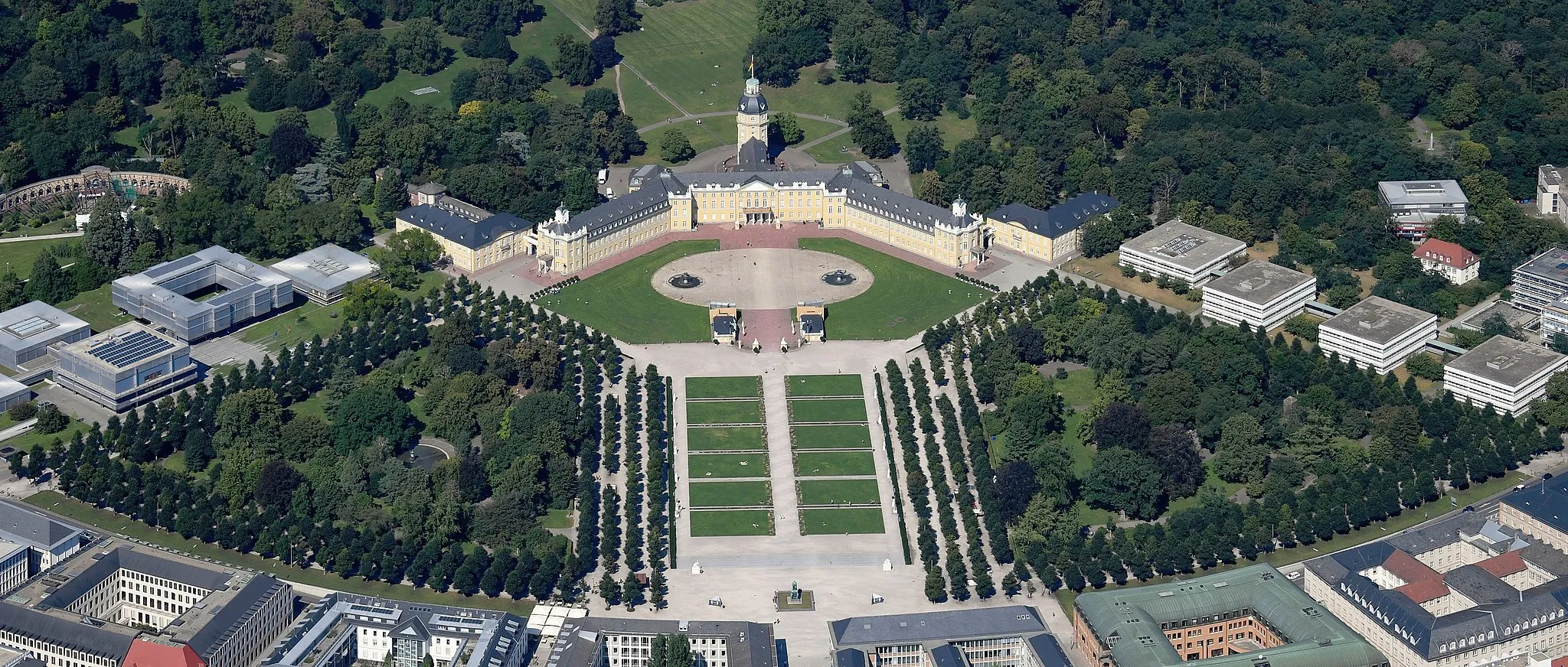 Photo showing: Aerial image of the Schlossplatz Karlsruhe (view from the south)