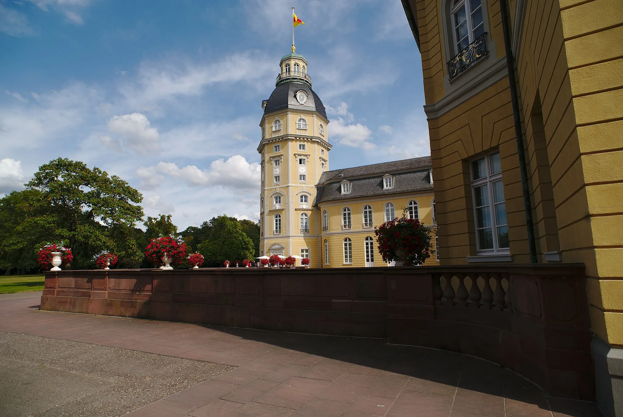 Photo showing: Ein Turm des des Karlsruher Schlosses.