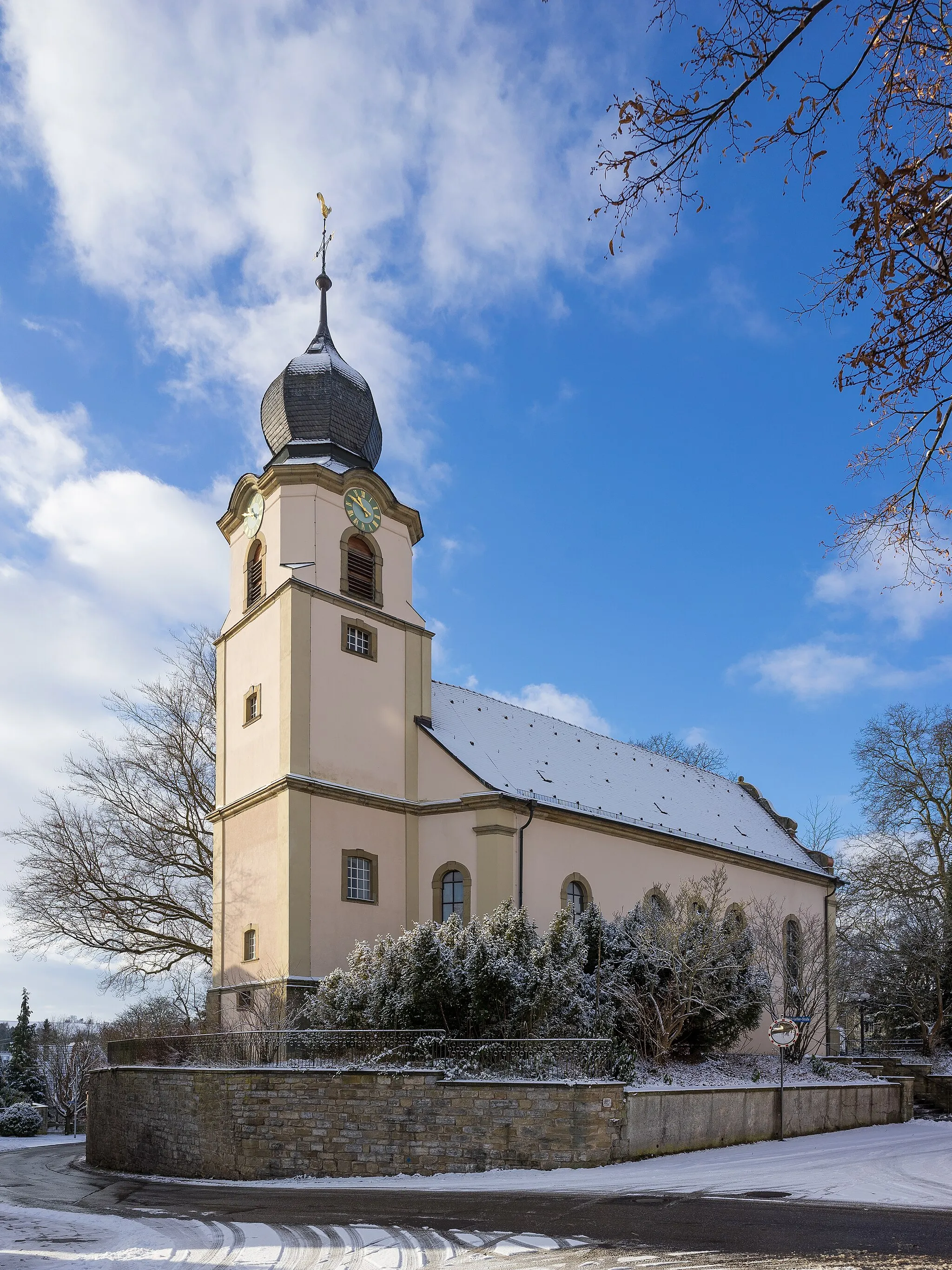 Photo showing: Bad Rappenau, Ortsteil Bonfeld: die spätbarocke Evangelischen Kirche, gesehen von Nordosten (Kreuzung Kirchhausener Straße und Herbststraße) mit Schnee.
