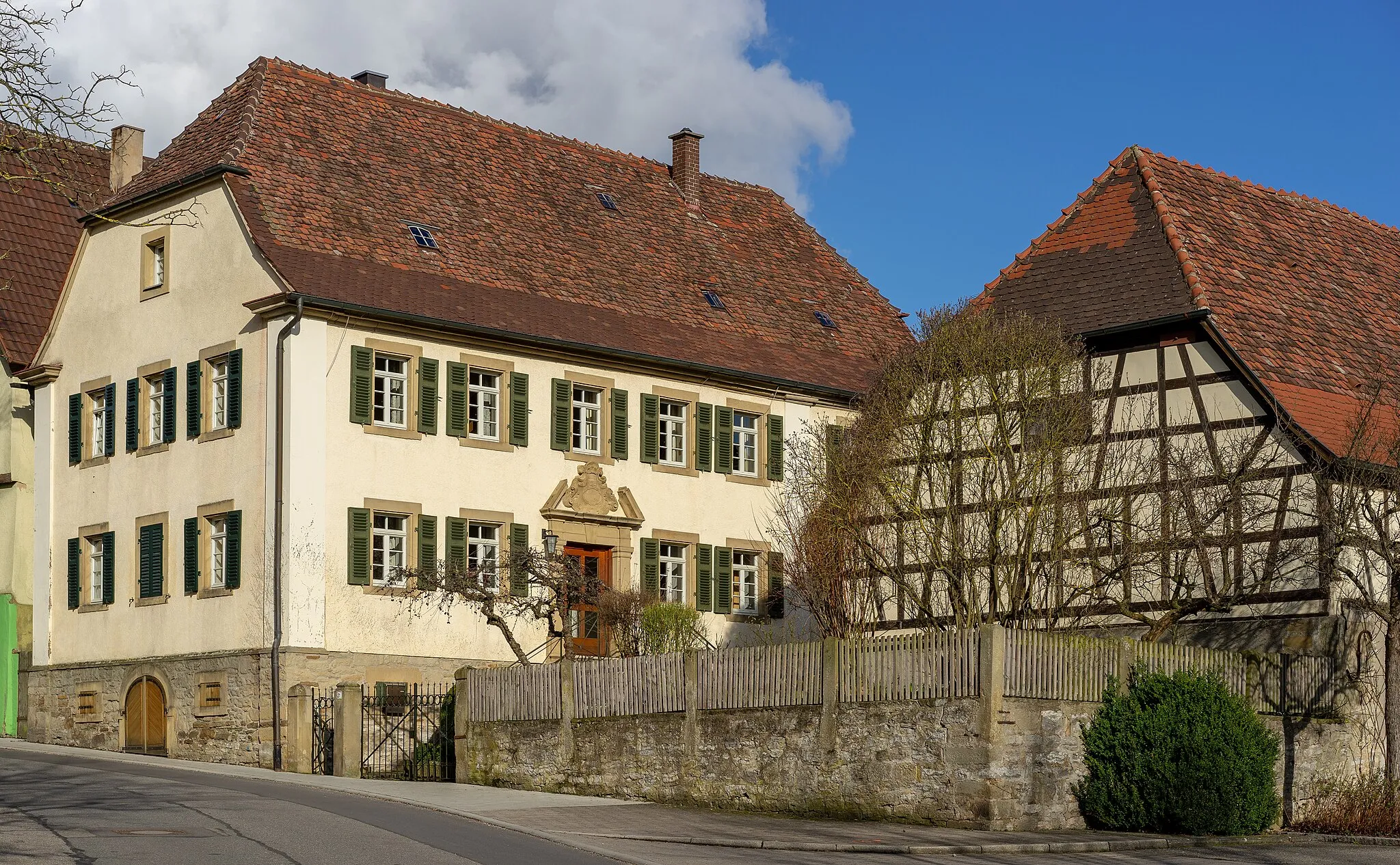 Photo showing: Bad Rappenau, Ortsteil Bonfeld: Das alte Pfarrhaus (links, erbaut 1752, unter Denkmalschutz, mit Wappen derer von Gemmingen über dem Haupteingang) und die Pfarrscheune (rechts), Ansicht von Südwesten.