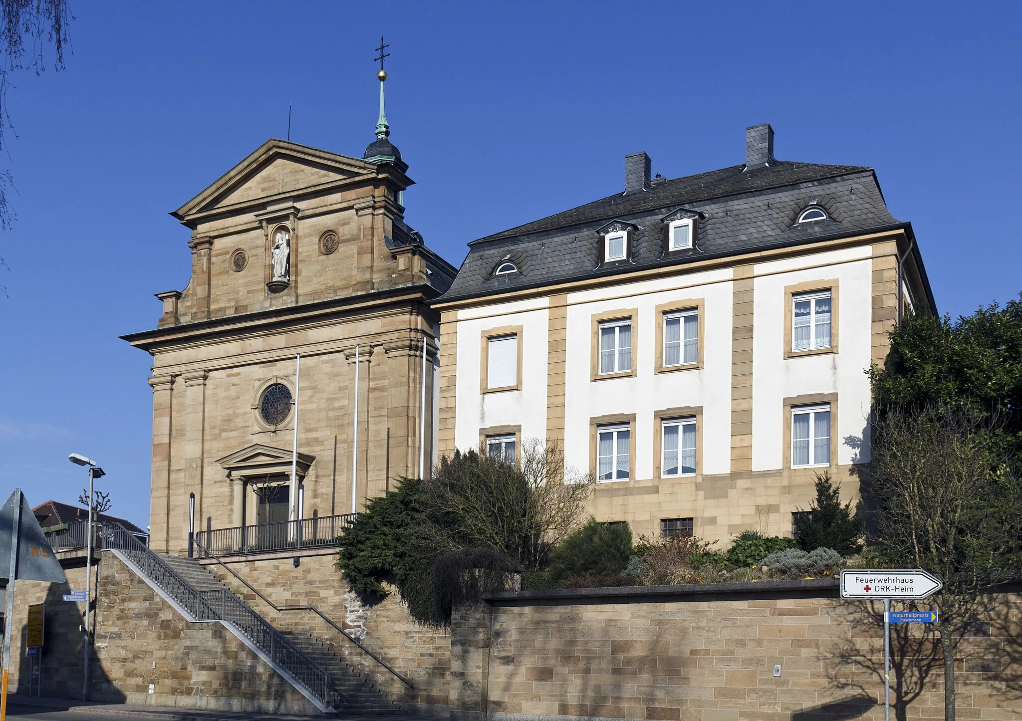 Photo showing: Ubstadt-Weiher, Ortsteil Ubstadt, katholische Sankt-Andreas-Kirche mit Pfarrhaus