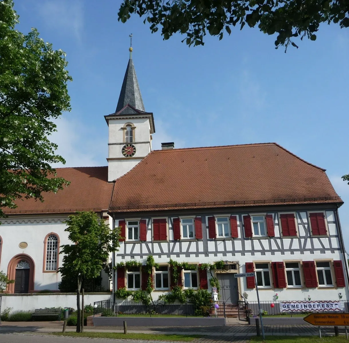 Photo showing: protestantische Kirche und Pfarrhaus
