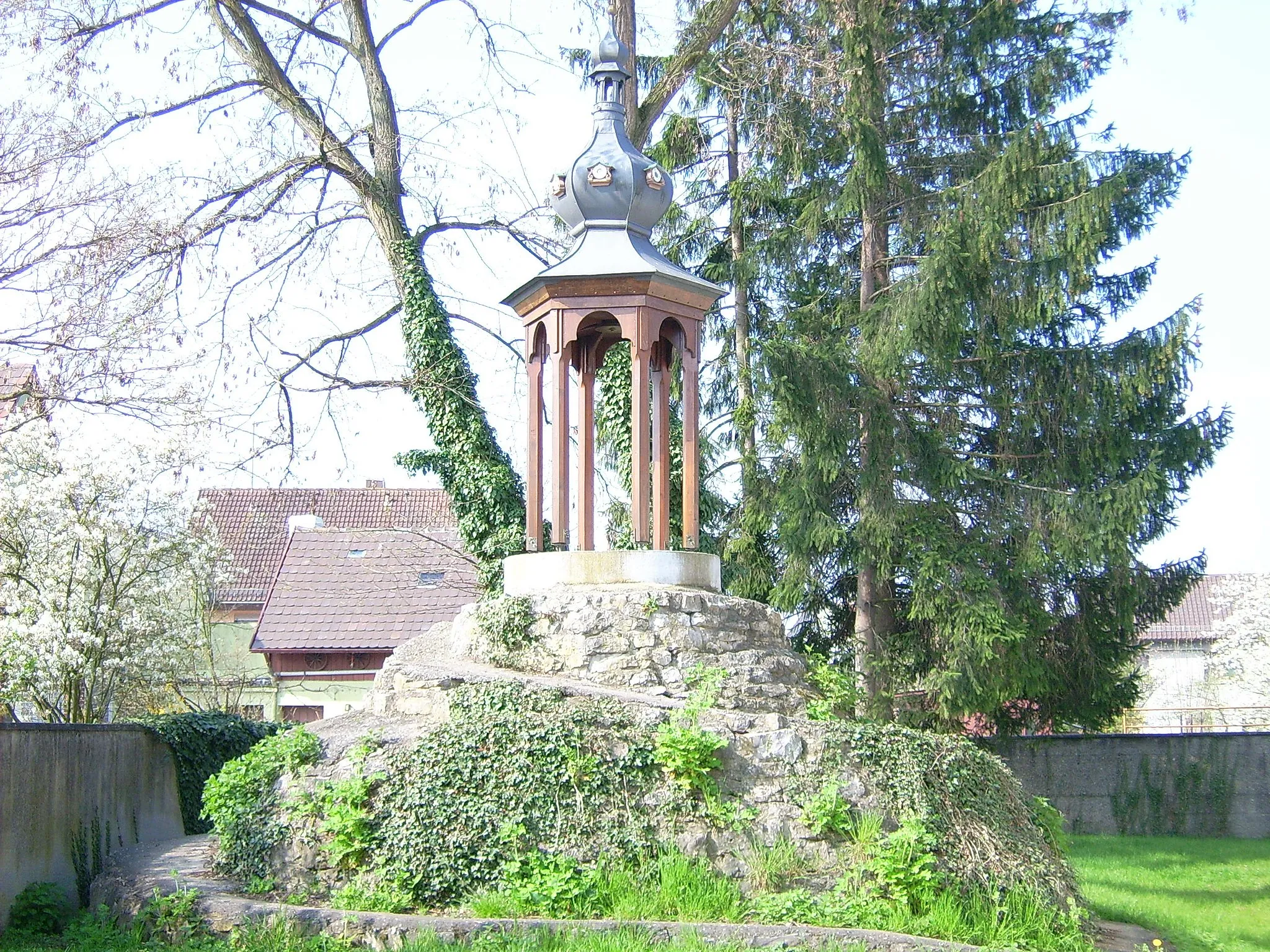 Photo showing: Nachbildung des alten Kirchturmdaches von Büchenau