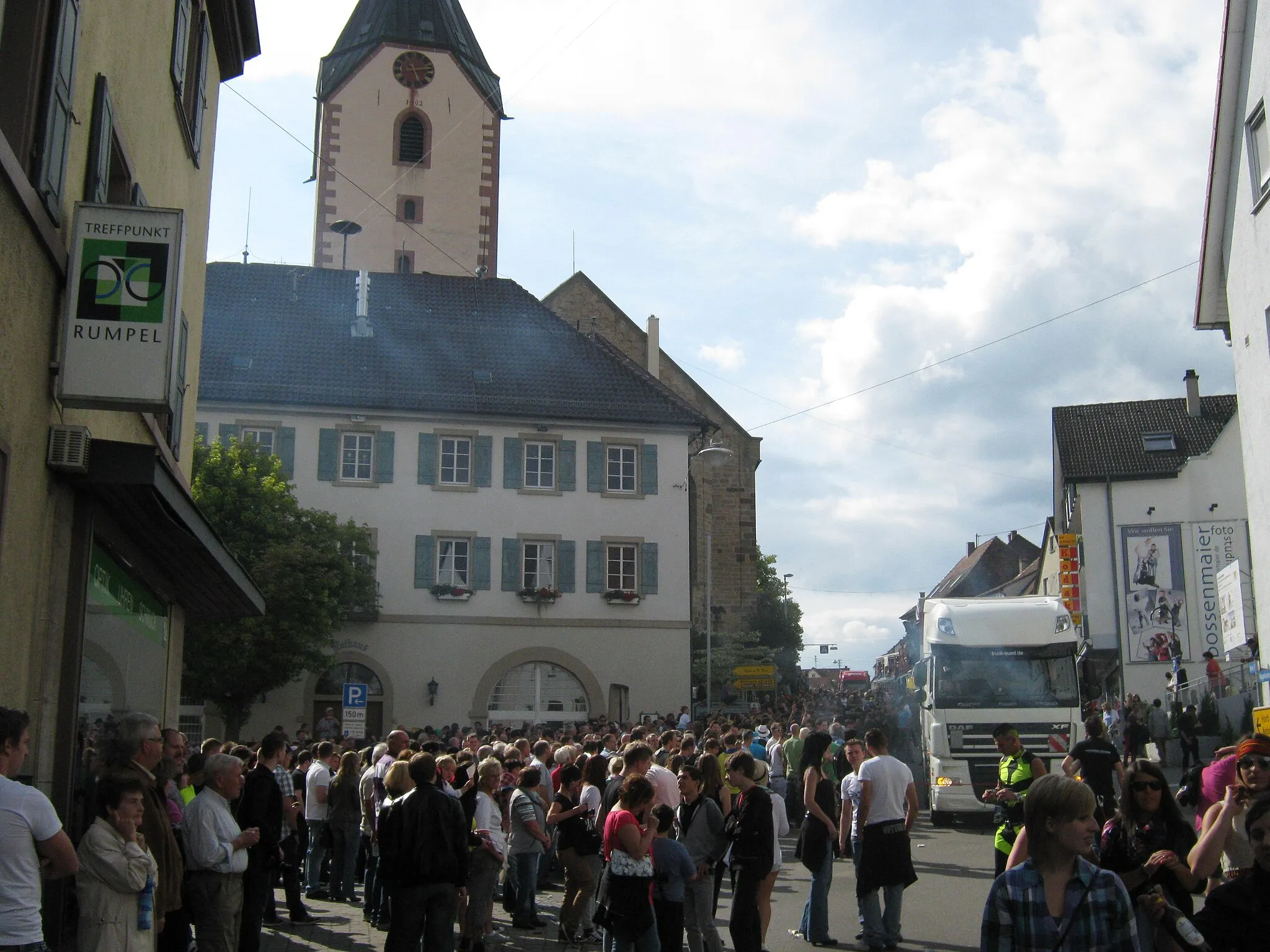 Photo showing: Beatparade passing the church of Empfingen
Camera location 48° 23′ 33.53″ N, 8° 42′ 35.49″ E View this and other nearby images on: OpenStreetMap 48.392647;    8.709857