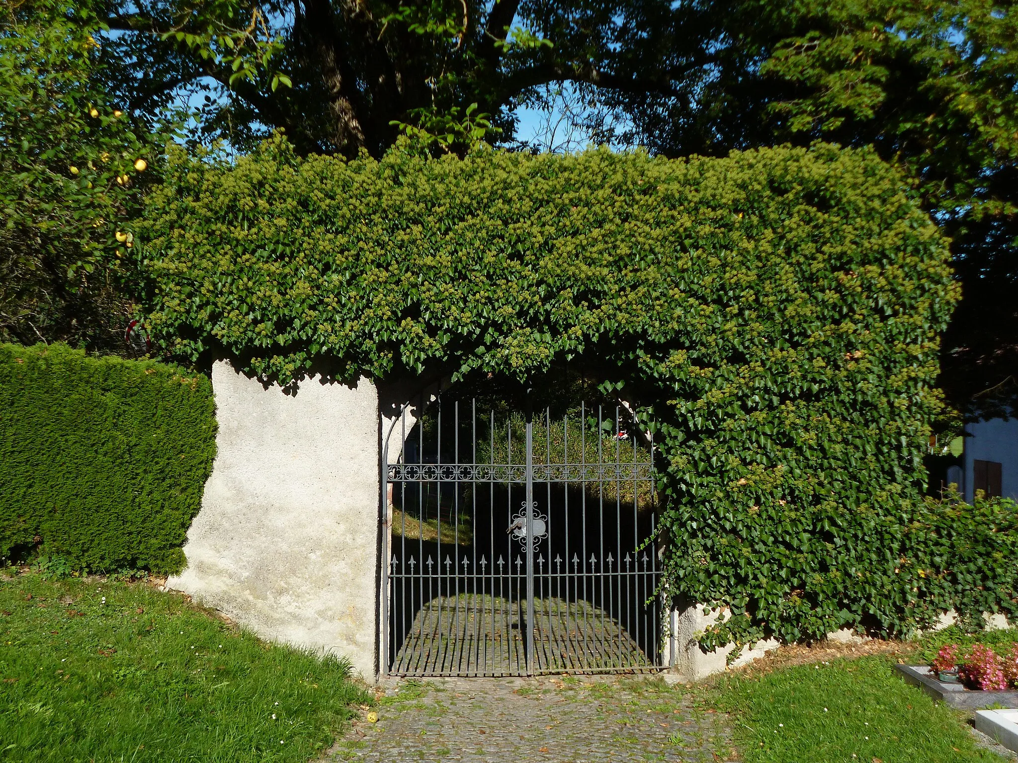 Photo showing: Kirchfriedhof in Ihlingen, Dettinger Straße bei der katholischen Jakobuskirche