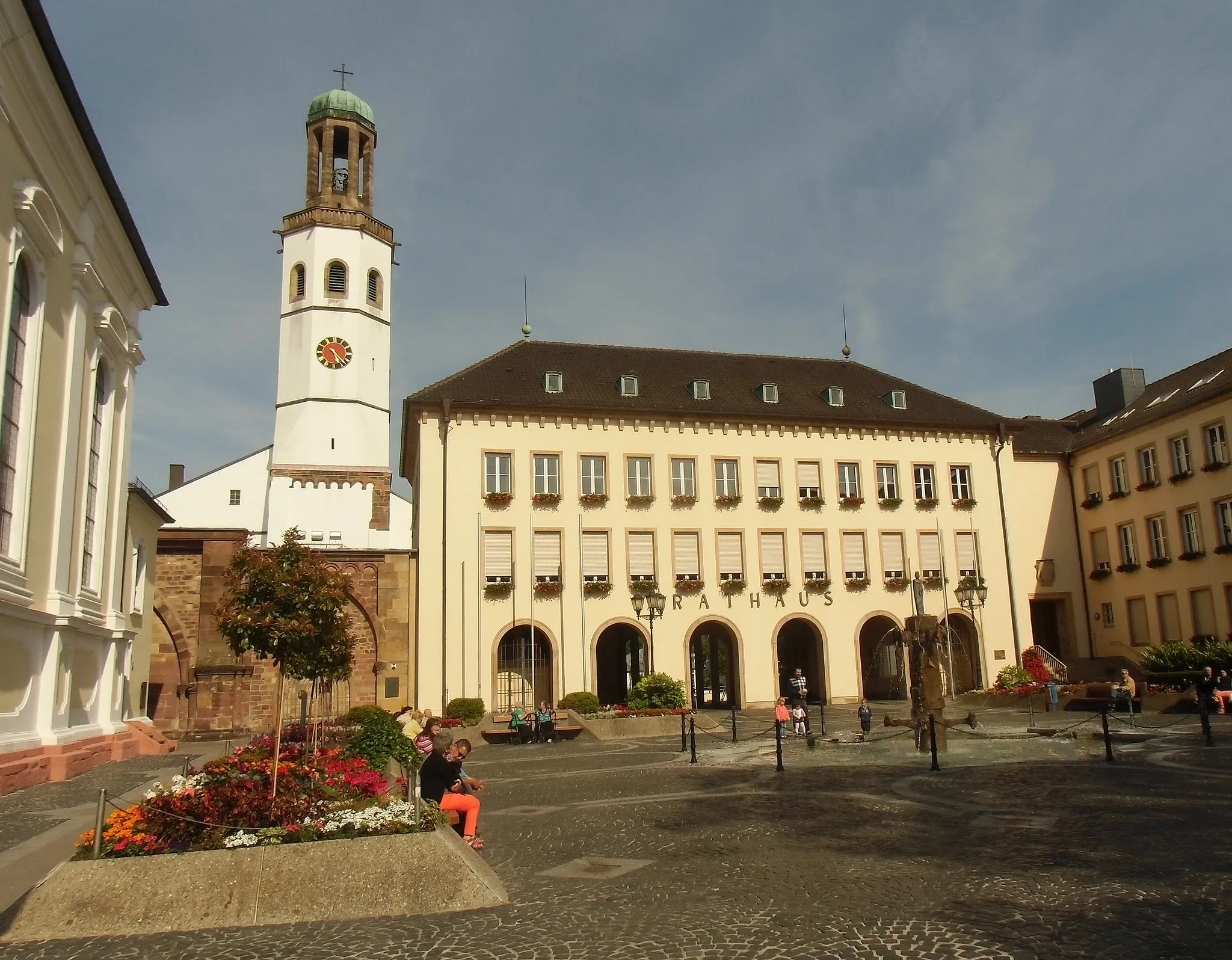 Photo showing: Marktplatz mit Blick auf Rathaus und Zwölf-Apostel-Kirche in Frankenthal