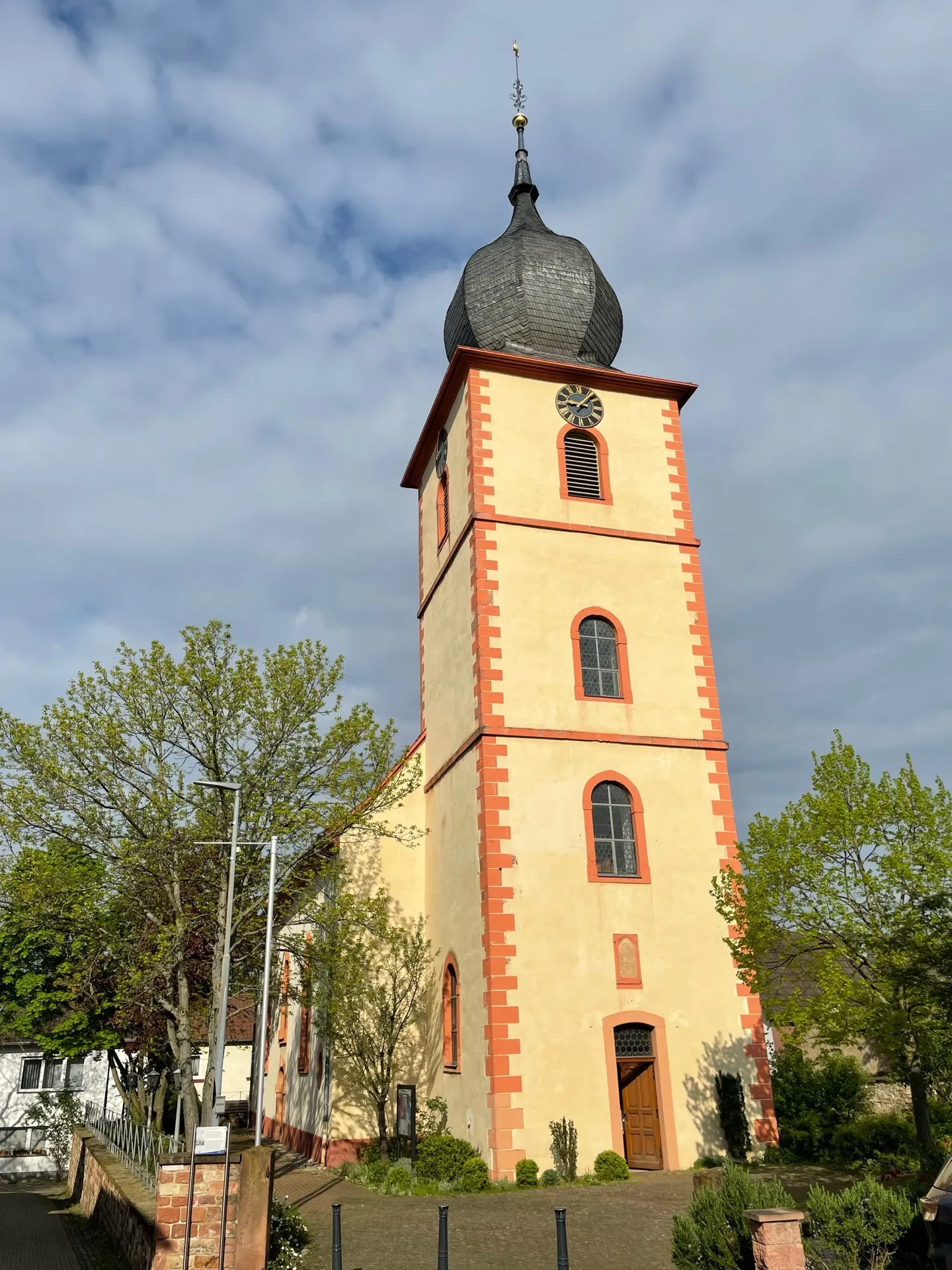 Photo showing: Erbaut 1724 bis 1761. Überlege immer wieder, ob der Zwiebelturm hier ungewöhnlich ist. Hier und da sieht man in  der Kurpfalz ja auch anderswo welche…