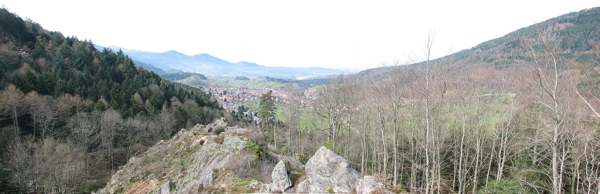 Photo showing: Blick vom Granitfelsen Bockstein, einem Naturdenkmal im Landschaftsschutzgebiet Gemeindewald Loffenau, auf Loffenau und (weiter hinten) Gernsbach. Am Horizont die drei Gipfel Kleiner Staufenberg, Merkur und Battert.