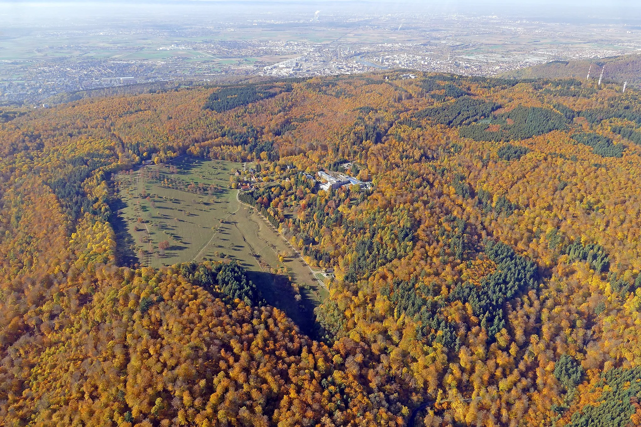 Photo showing: Aerial view of the Kohlhof on the Königstuhl in late autumn with a view towards Heidelberg in the Neckar valley (east-west direction) from a gyrocopter at an altitude of around 3100 feet. On the far right of the picture are the antennas of the Königstuhl summit; the Max Planck Institute for Astronomy can also be seen between Kohlhof and the antennas.
