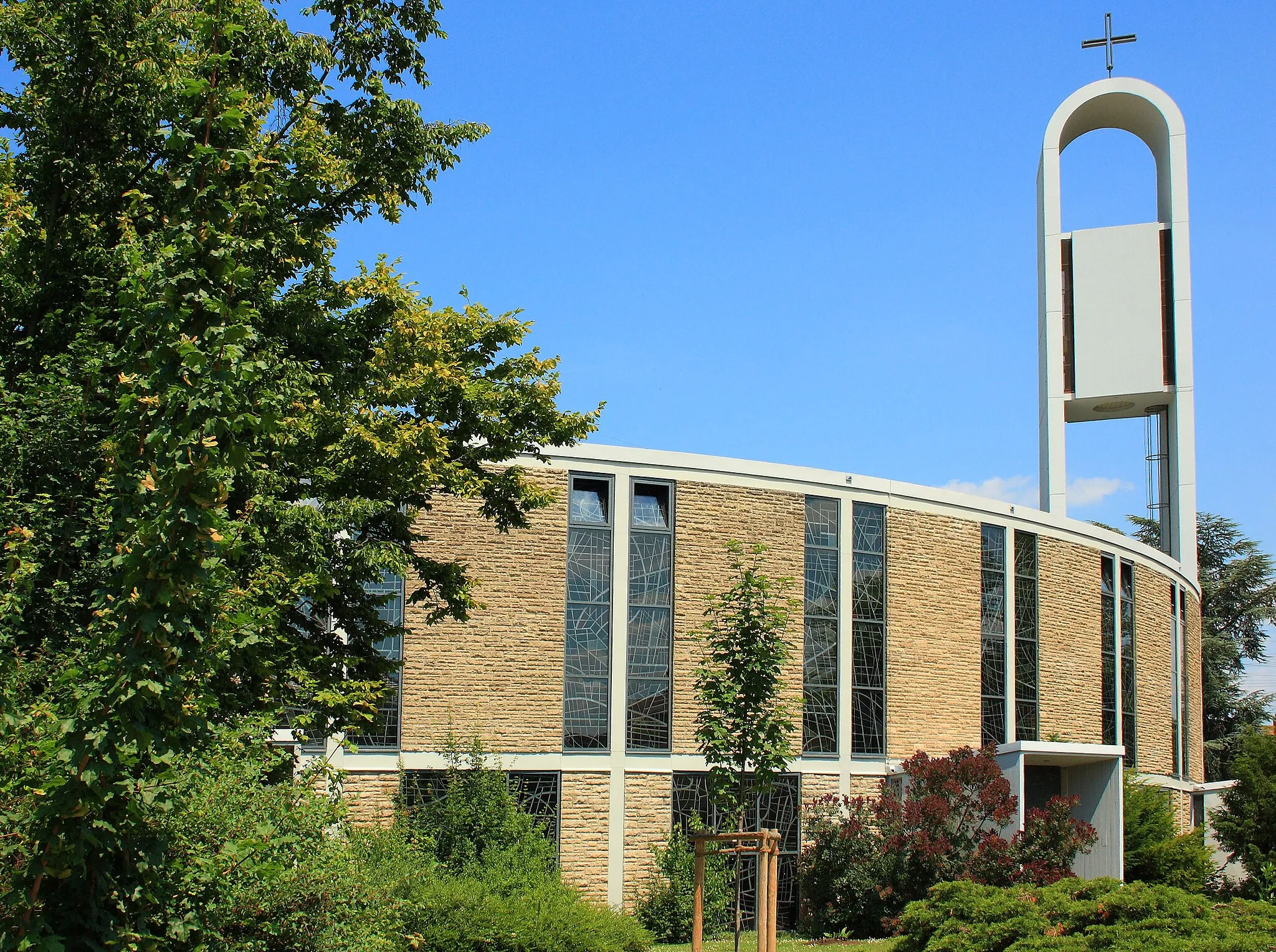 Photo showing: Mannheim-Rheinau, Ortsteil Pfingstberg, katholische Kirche St. Theresia vom Kinde Jesu, fertiggestellt im Jahre 1961