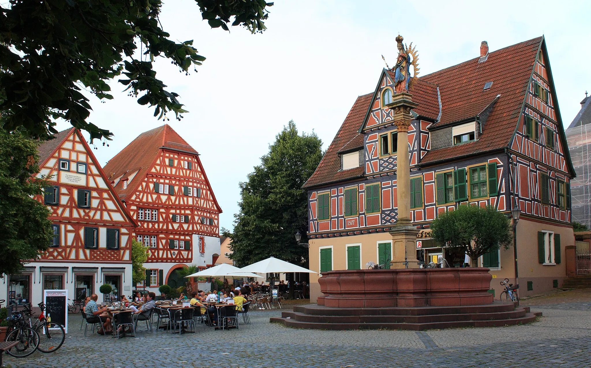 Photo showing: Ladenburg, Marktplatz mit Marien-Statue